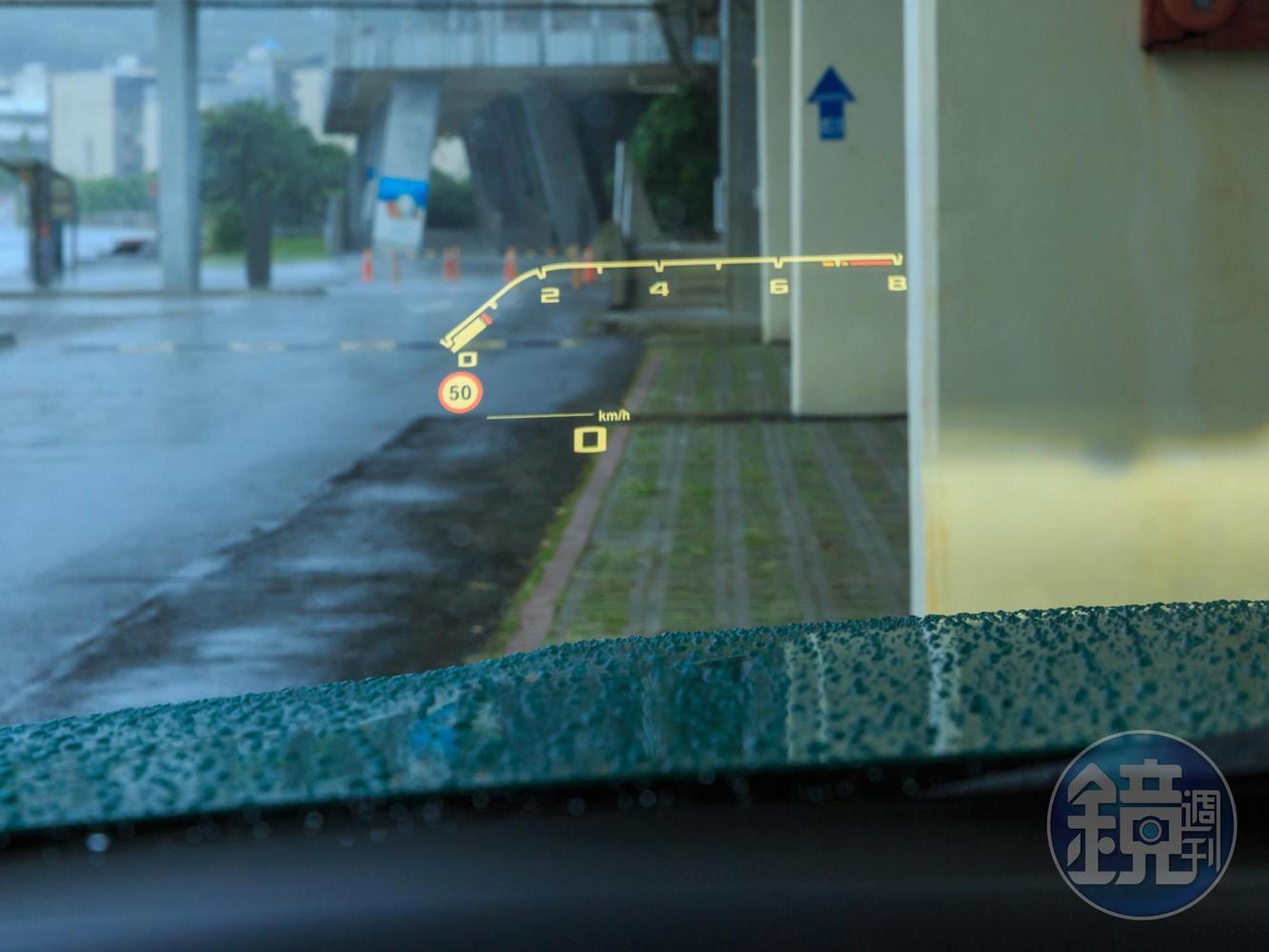 M專屬車況抬頭顯示器除了顯示時速與車況外，帶動駕駛熱血的轉速也能同時一目了然。