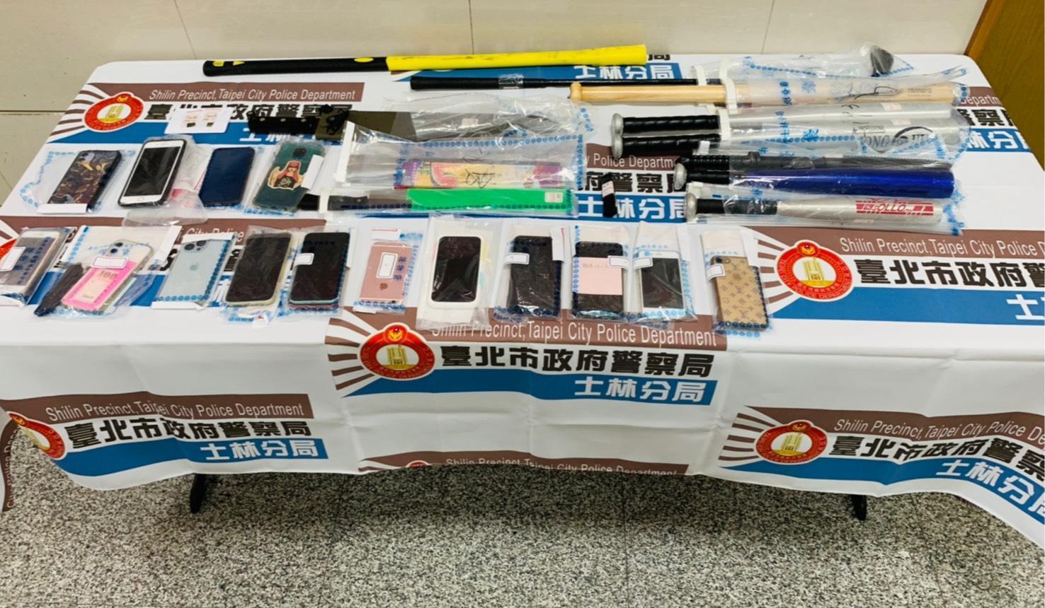 警方查扣各式刀械、棍棒。（士林分局提供）