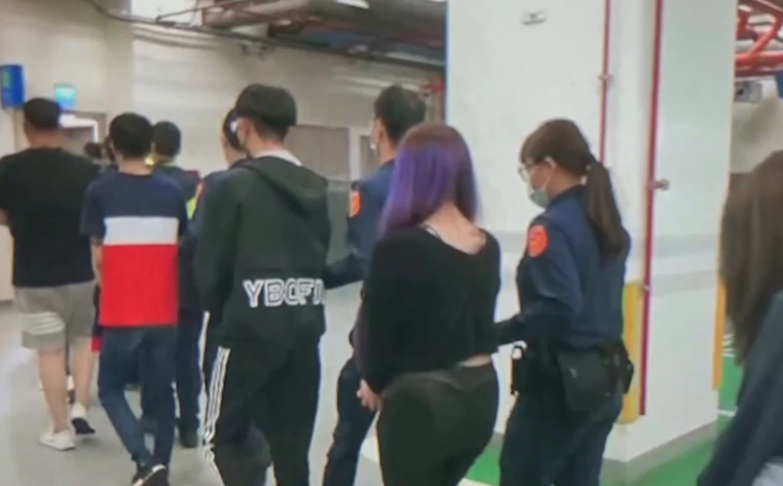 參與鬥毆的群眾中還有女子。（士林分局提供）