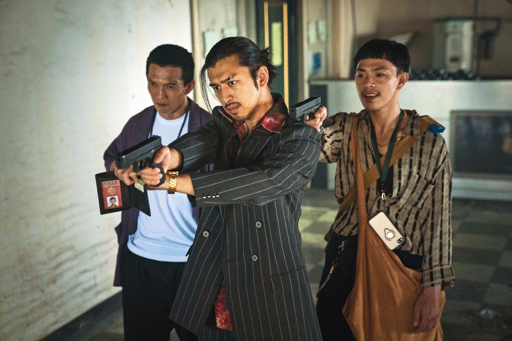 第一次用台語拍片、第一次拿槍,陳柏霖(中)為《詭扯》給出不少第一次。(良人行提供)