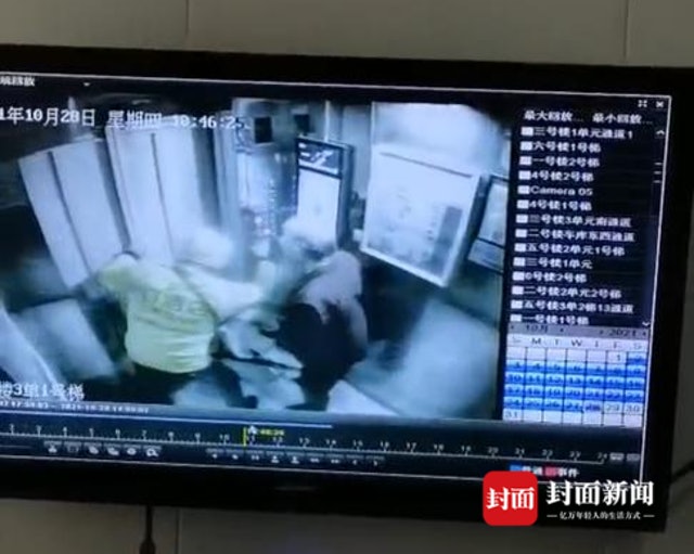 一旁目睹的外送員和住戶都嚇壞了，並想嘗試搶救老婦，但還是無效。（翻攝封面新聞）