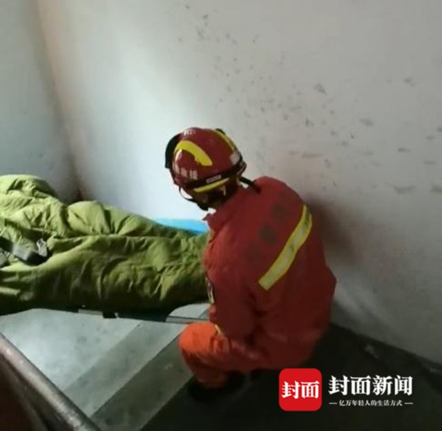 老婦被消防人員救出時，已成冰冷的遺體。（翻攝封面新聞）