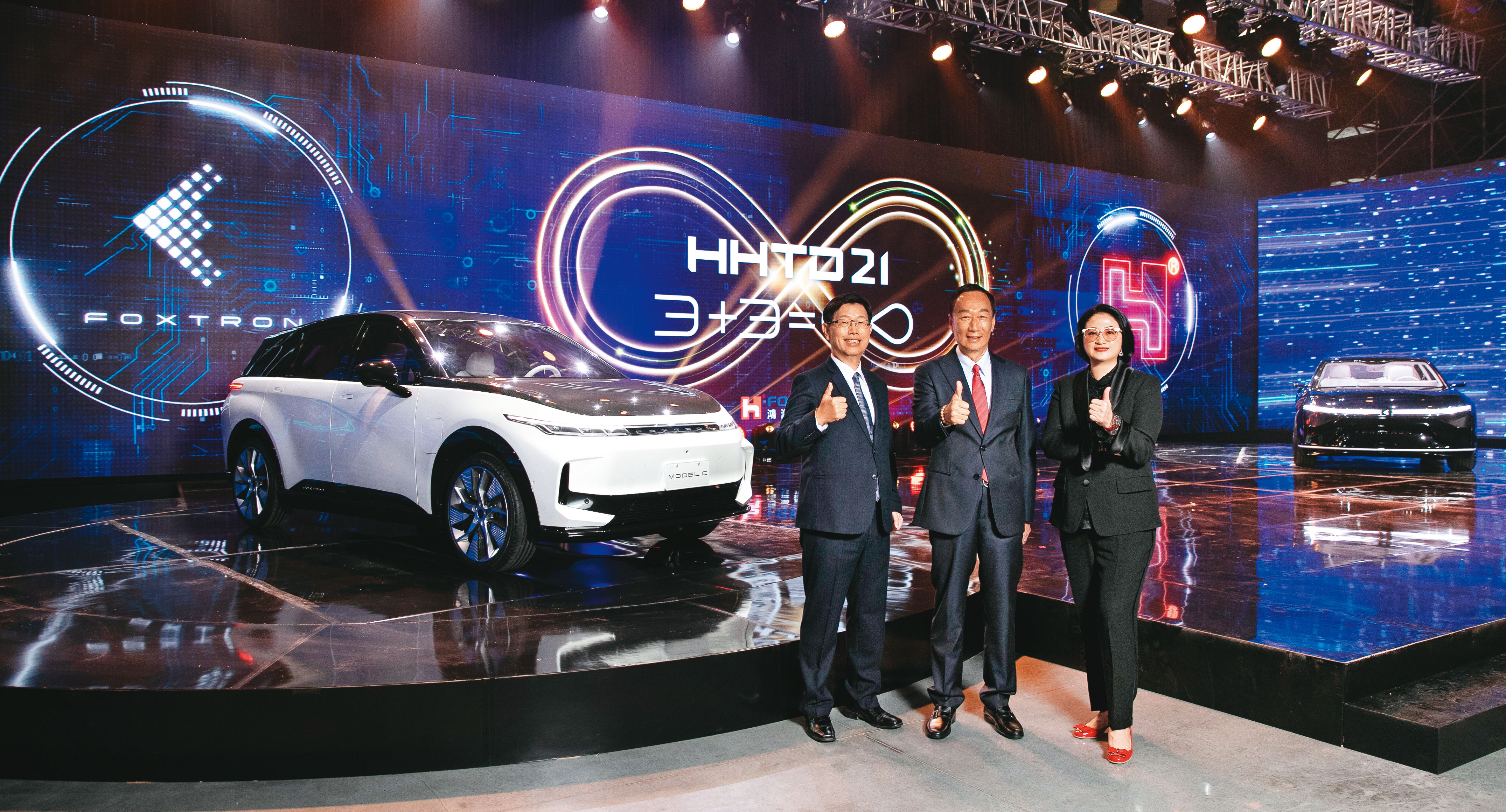 MIH聯盟首度發表3款電動車，採用台廠為昇科的毫米波雷達，是車電國產化重要里程碑。左起鴻海集團董事長劉揚偉、鴻海創辦人郭台銘、裕隆集團執行長嚴陳莉蓮。（鴻海提供）