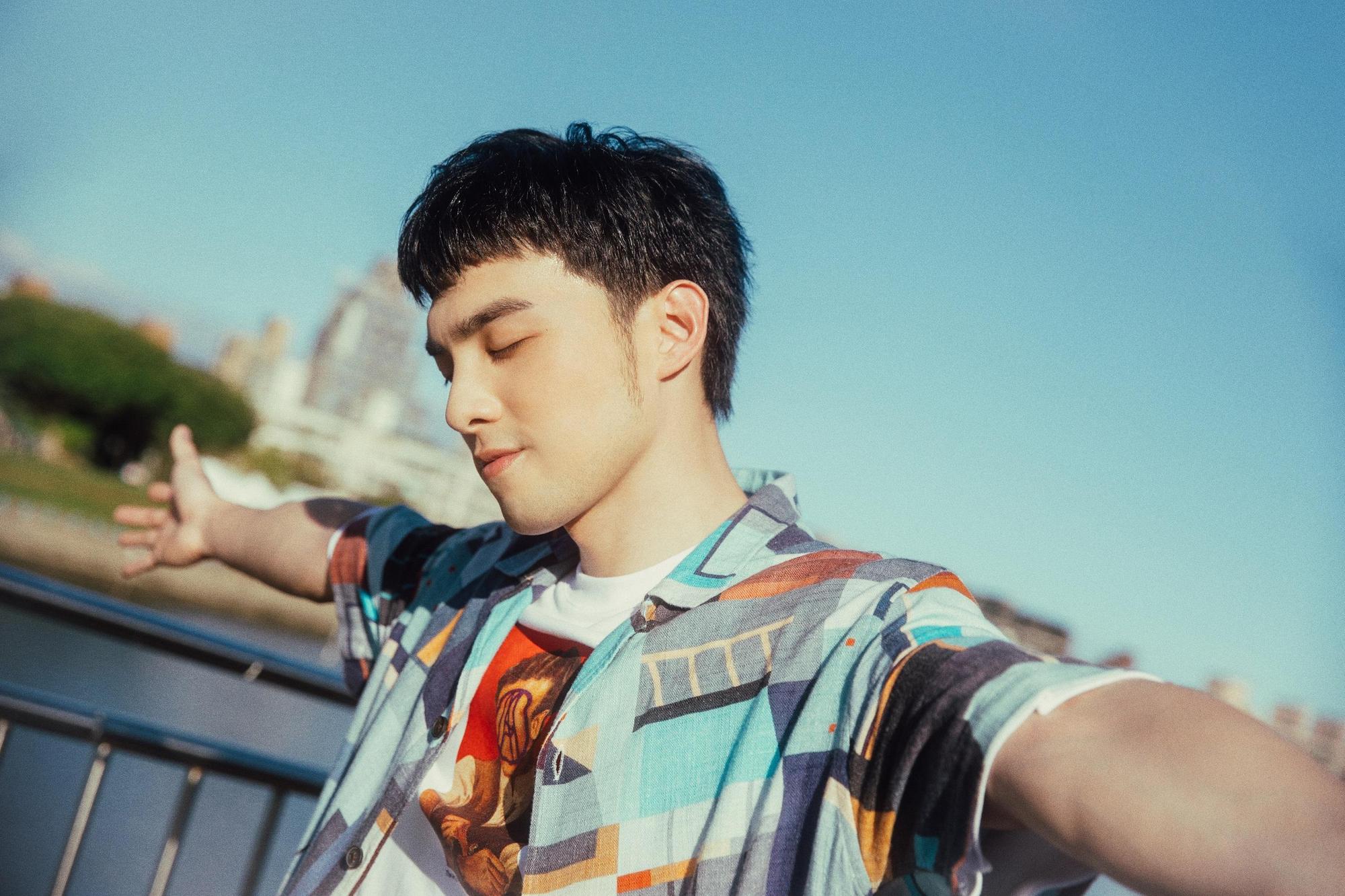 黃偉晉12月將發新專輯,最近推出的單曲找來創作歌手柯泯薰合作。(愛貝克思提供)