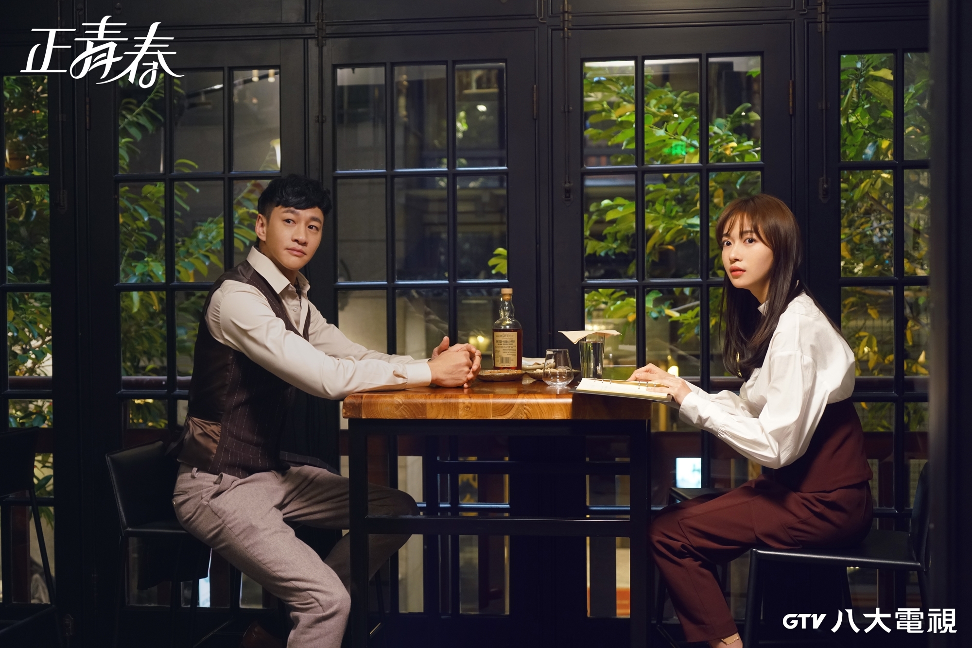 何潤東(左)在《正青春》中喜歡單純的吳謹言(右)。(八大提供)