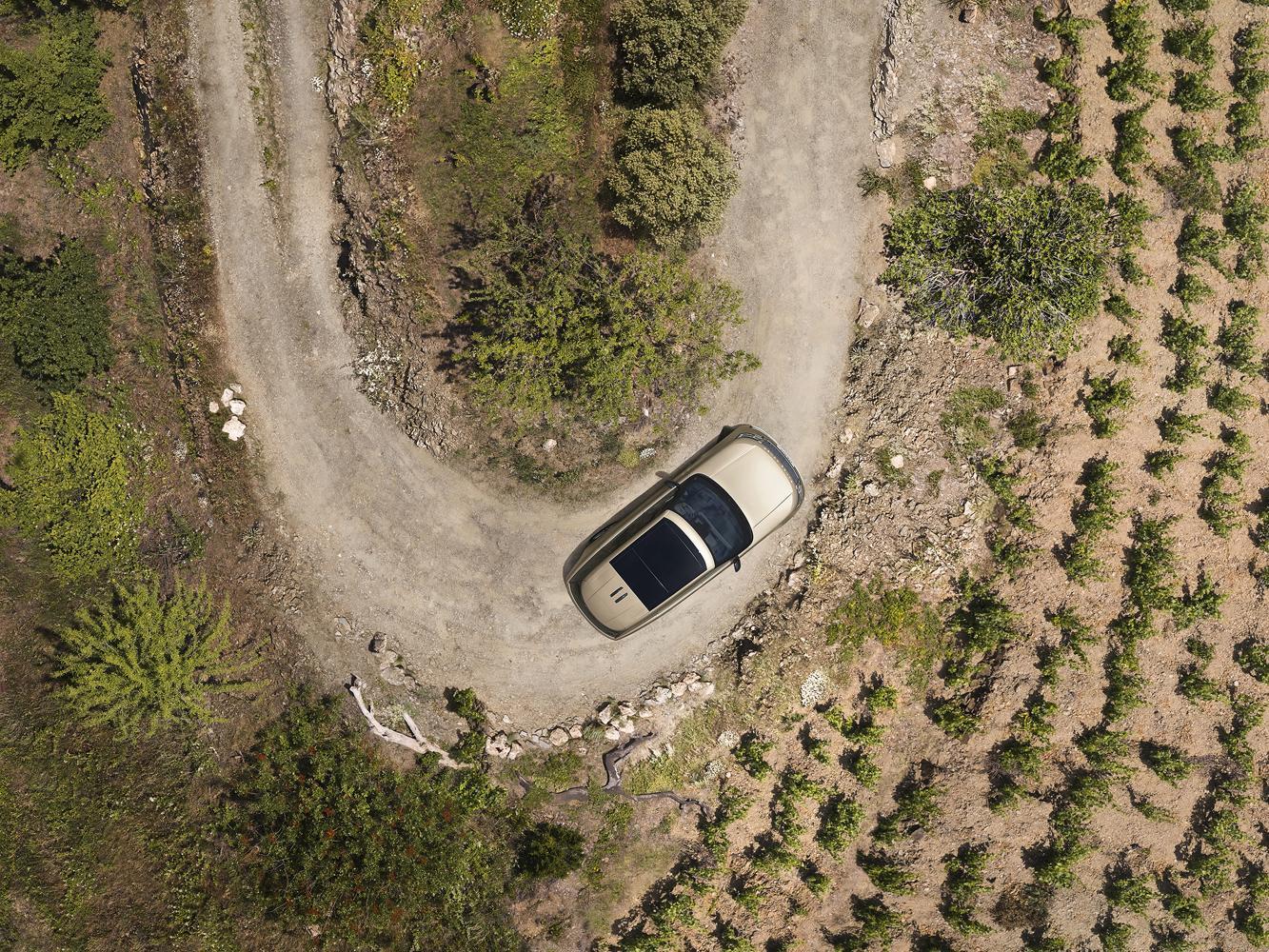 New Range Rover 均配備四輪轉向系統,提高高速穩定性並改善低速時的機動性,確保在狹窄的城市街道上行駛時依然輕鬆自如。