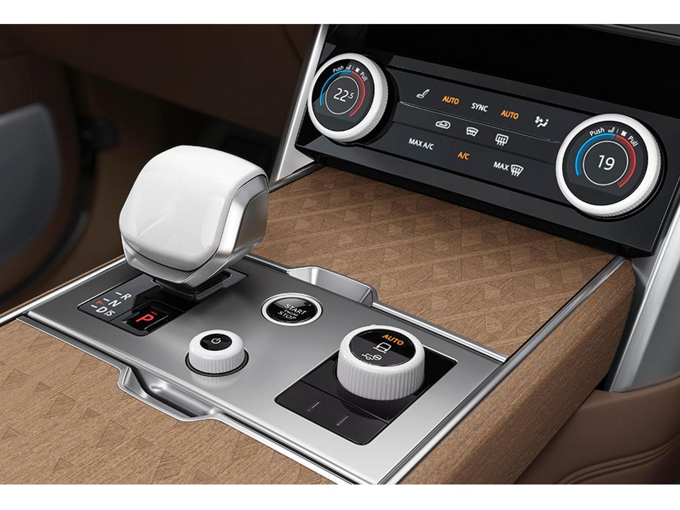 New Range Rover SV 提供消費者有更多彈性打造真正專屬車輛,導入前後對比的雙色設計,並提供 SV 獨有的設計主題、細節和材料選擇。