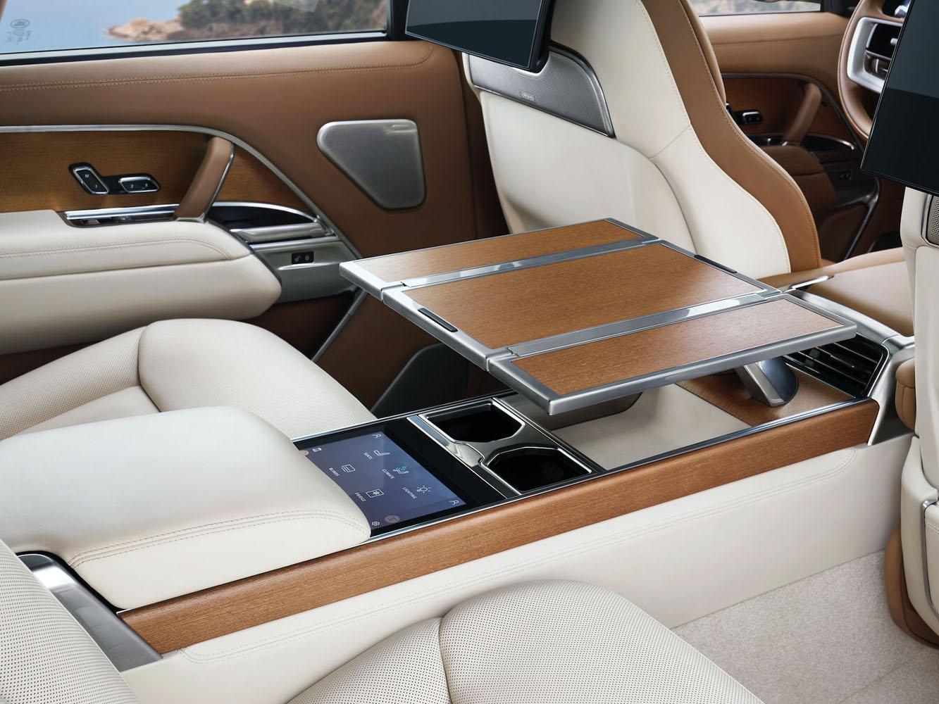 SV LWB 車型可選配豪華的全新 SV Signature Suite 套件,電動摺疊式桌可從固定的中央鞍座上升起,提供便利的工作平台。