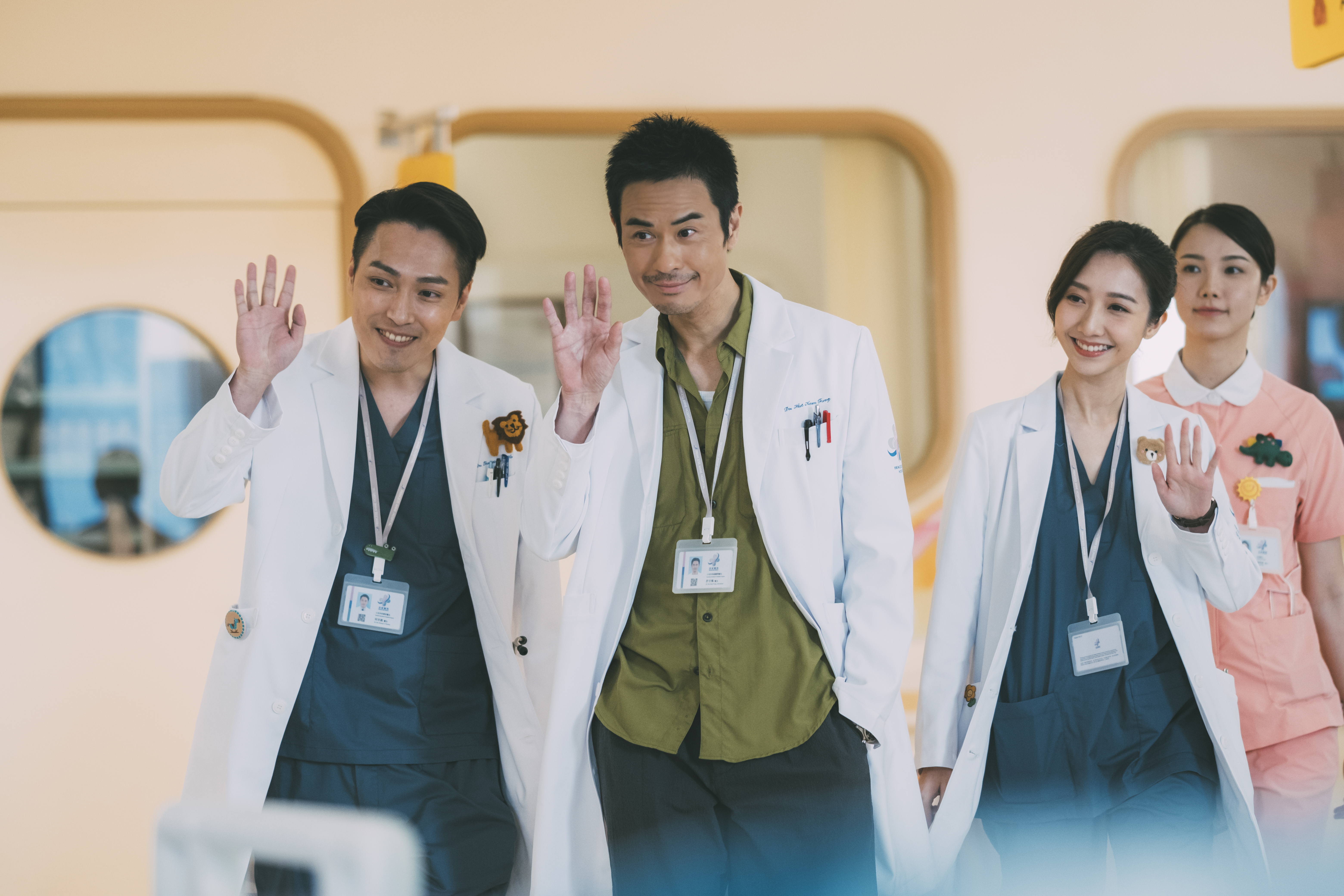 52歲的鄭嘉穎（中）在《星空下的仁醫》擔任兒科醫師，拍戲時被看到，處處以小演員為優先，百般遷就，展現慈父模樣。（myVideo提供）