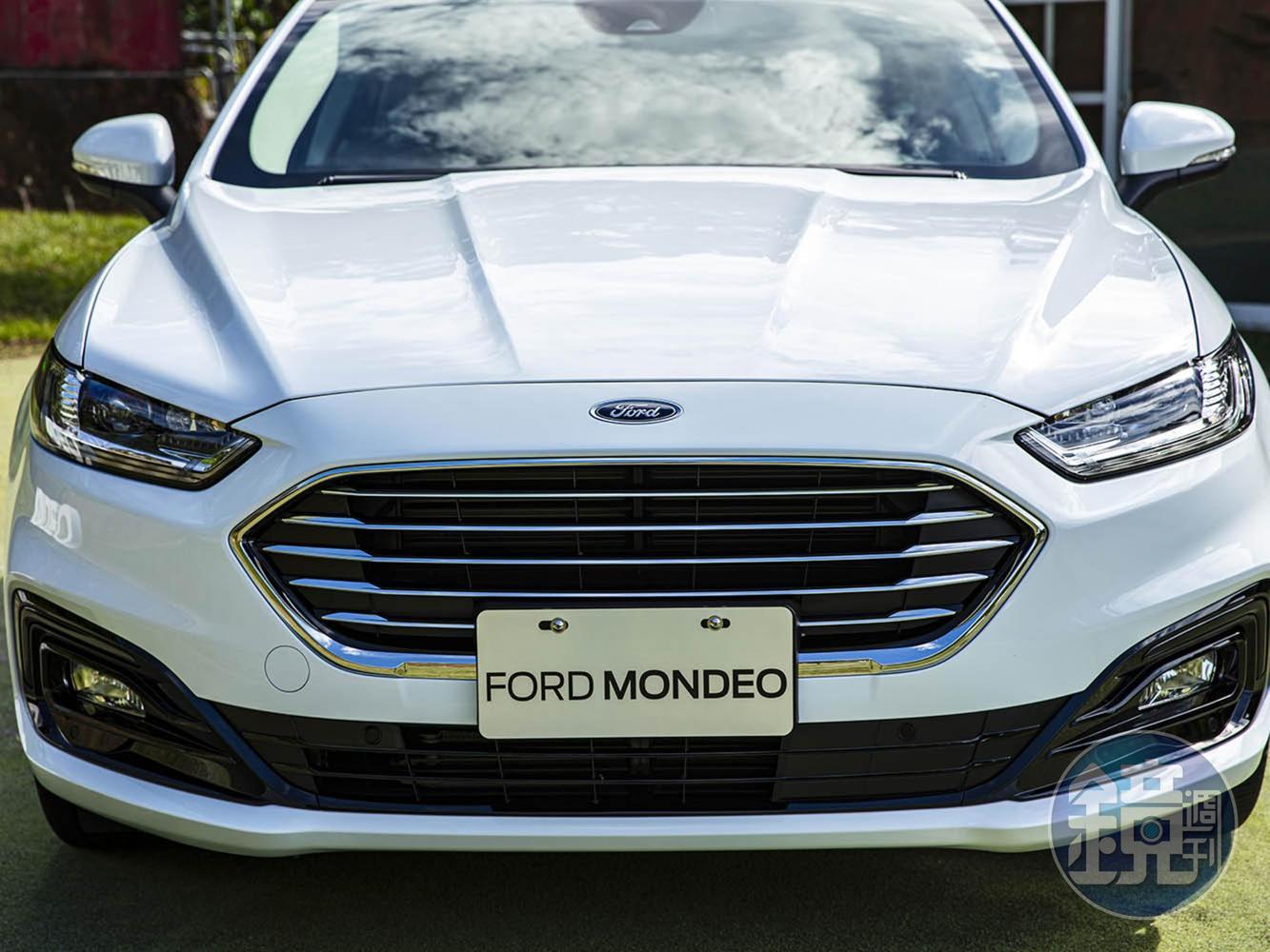 Ford Dynamic LED智慧頭燈搭配馬丁頭的設計，創造更精緻的外表。