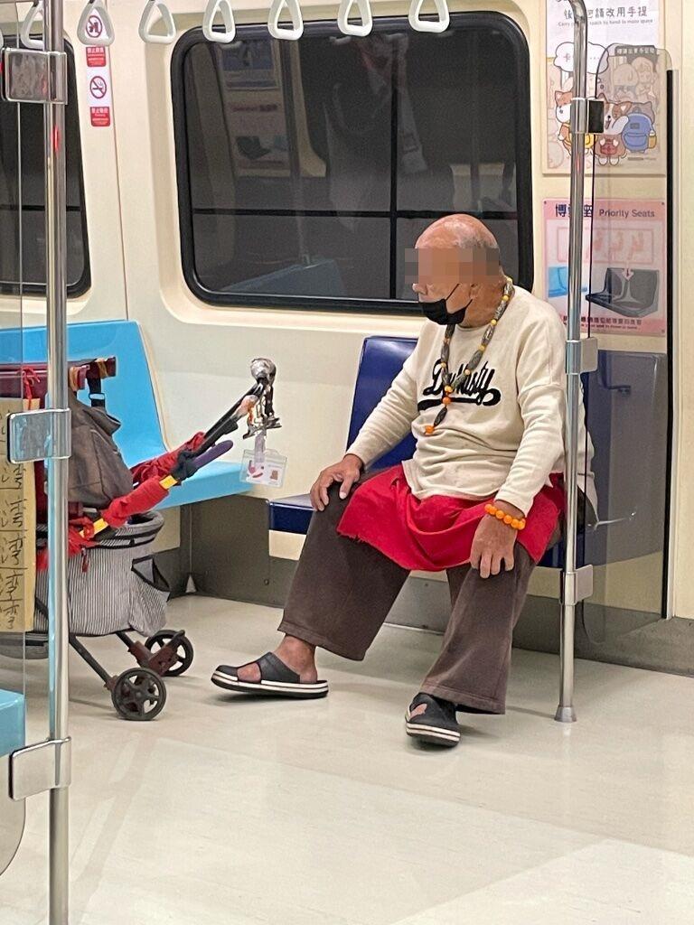 一名阿伯在西門站上車後，因博愛座與年輕男子產生口角。（翻攝自噗浪）