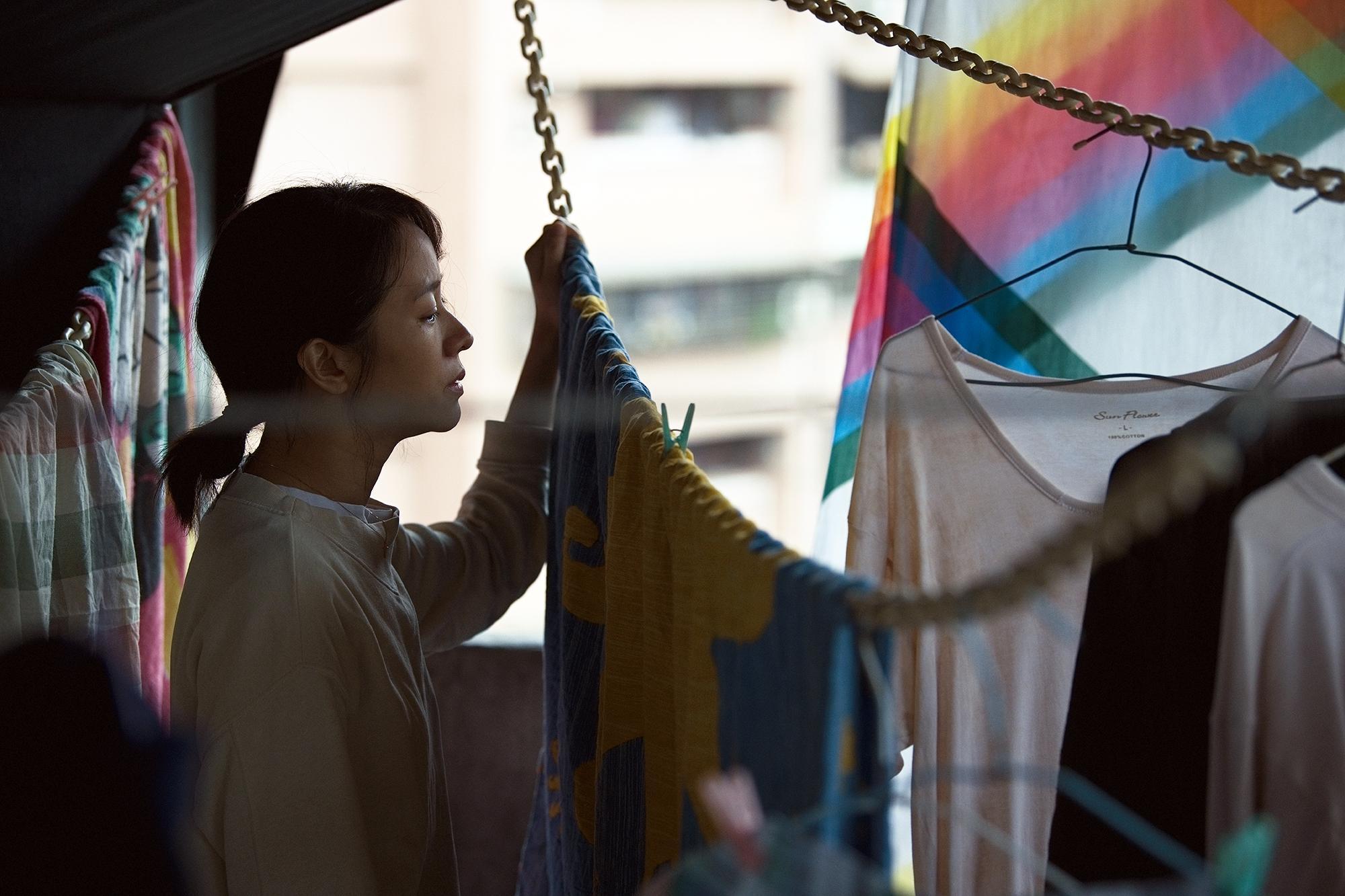林嘉欣傳授不少自身演戲經驗，包括哭戲技巧給演她女兒的2位小演員，幫助她們入戲。（傳影互動）