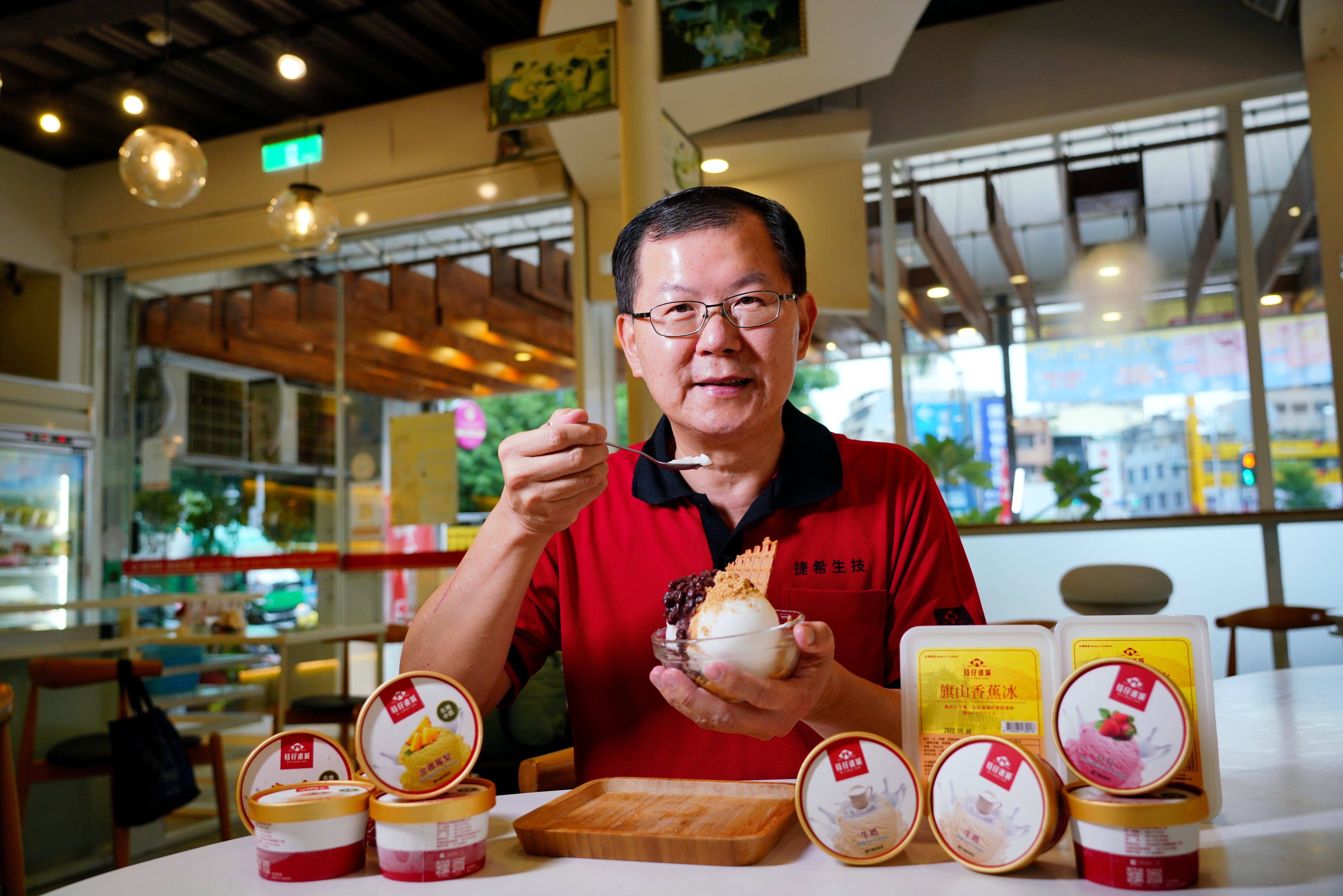 創立95年的枝仔冰城在秦國炎手上年輕化，除了口味增加，也上架到更多通路，知名度大開。