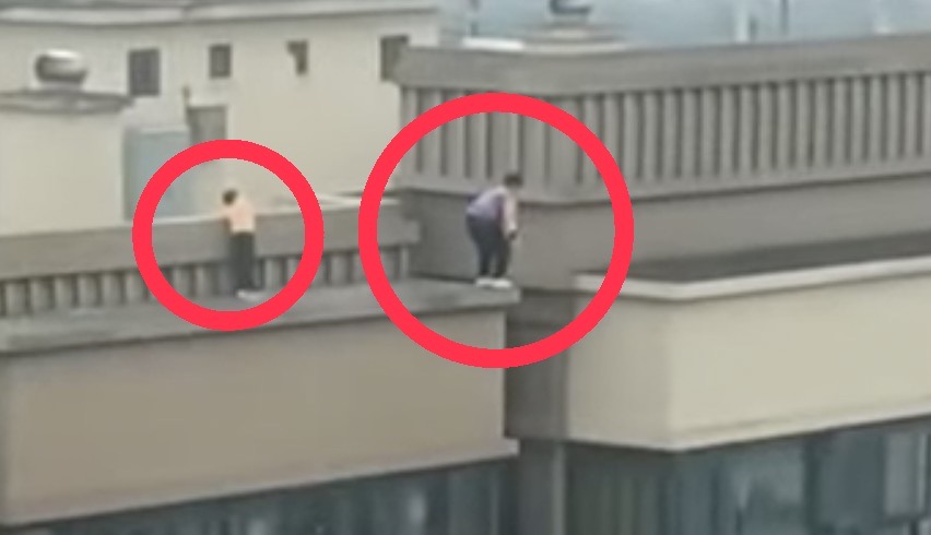 日前有民眾目擊，2名孩童登上27樓的高樓玩耍，甚至還在兩棟大樓間玩起「跳遠」。（翻攝自頭條新聞微博）