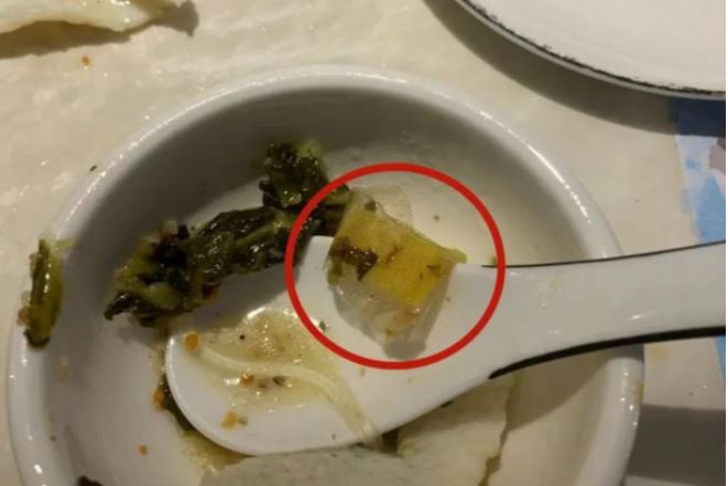 夫妻在魚湯內撈到染血OK繃。（翻攝自普寧風情網）