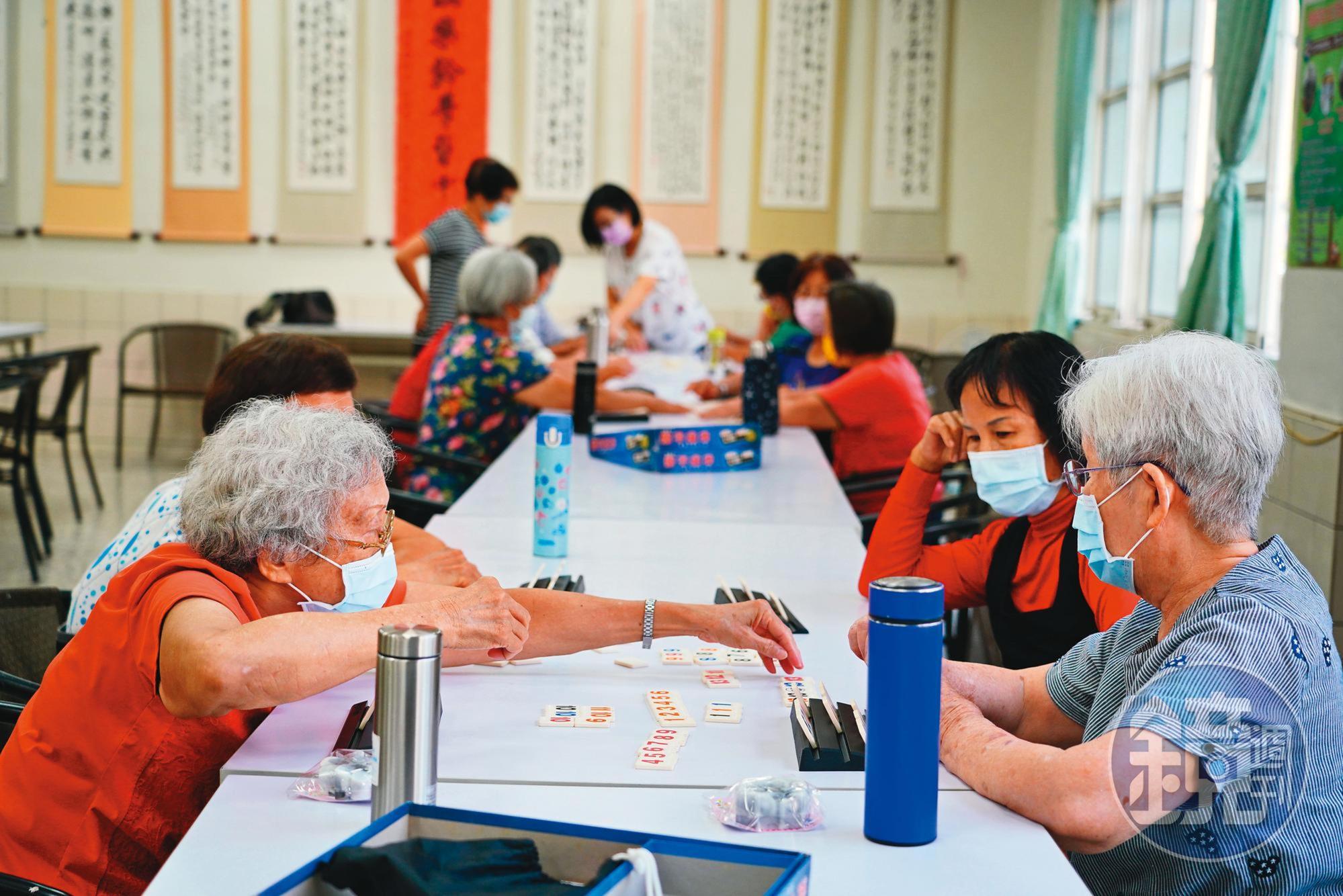當照顧者與被照顧者雙雙變老，志工也逐漸轉換成需要照顧的對象，社區的互助系統正在被掏空。