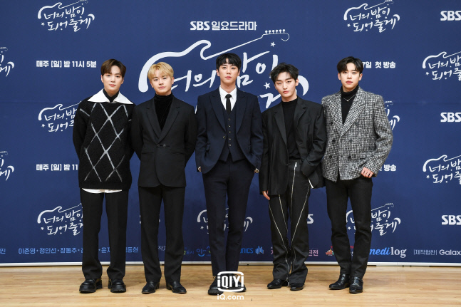 新男團報到，金鍾炫(左起）、張東周、李濬榮、尹智聖與金東賢將在《成為你的夜晚》以「樂團」出道。（愛奇藝國際站提供）