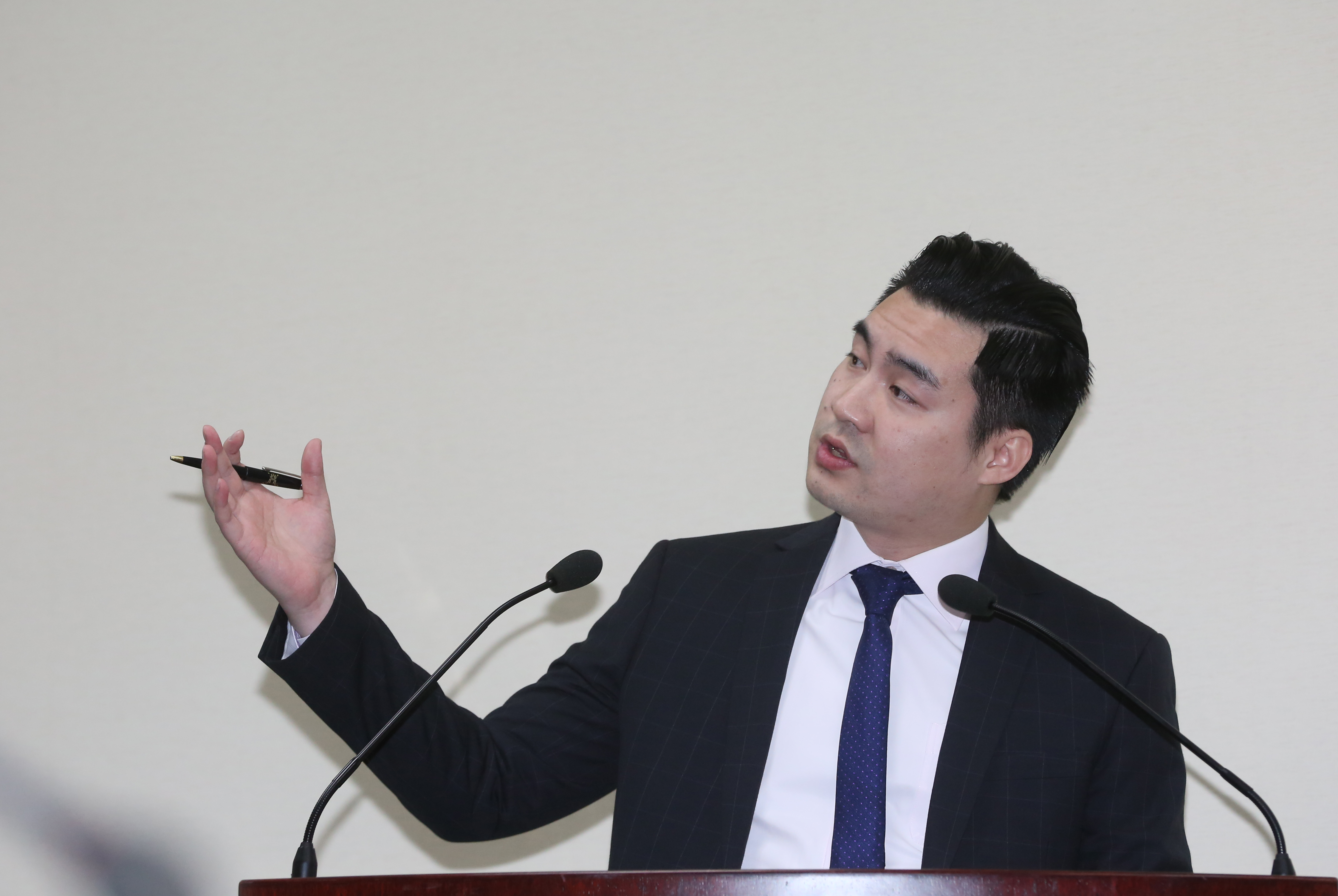 國民黨國際部副主任黃裕鈞坦言，反對萊豬進口會影響台美貿易談判，但為了反映民意他們還是要提出公投。（本刊資料照）