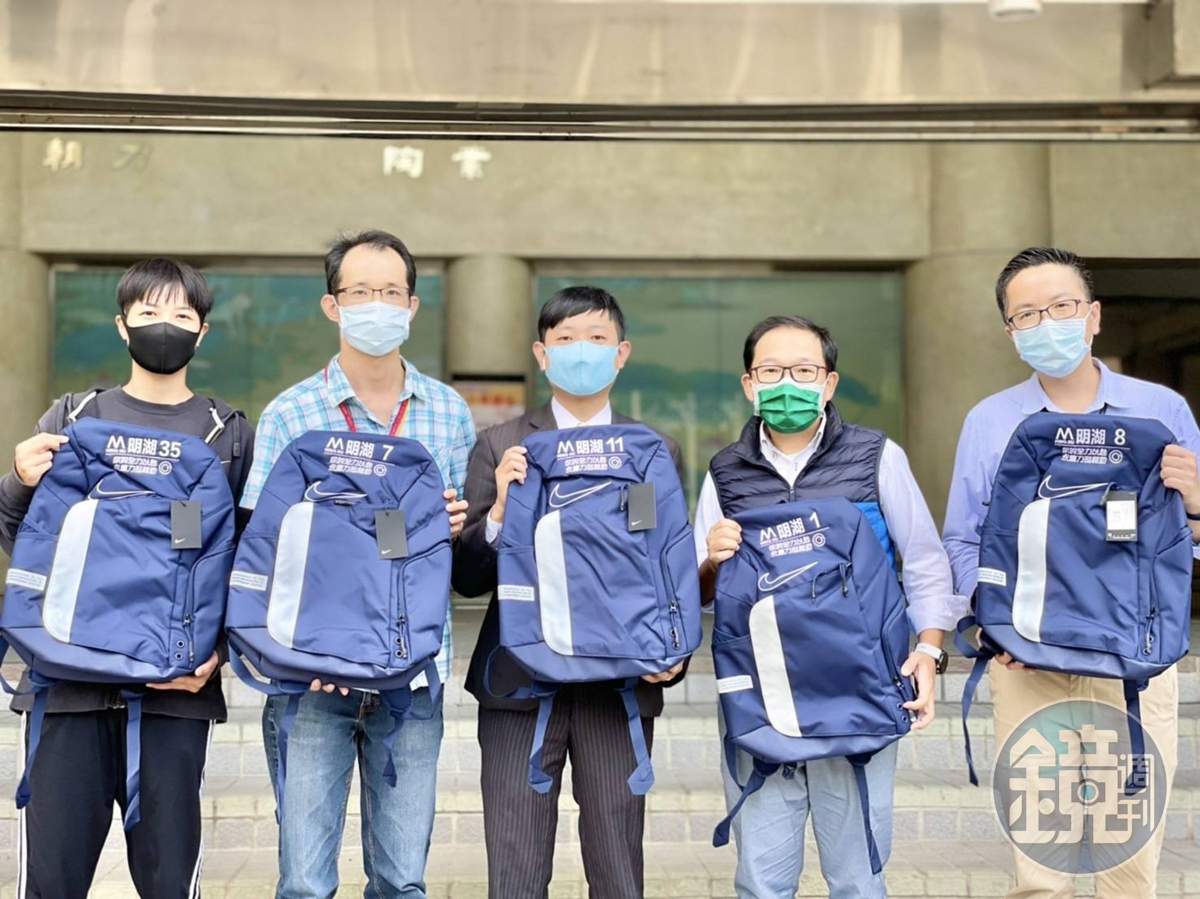 永慶房屋贊助明湖國中女子籃球隊的運動後背包。