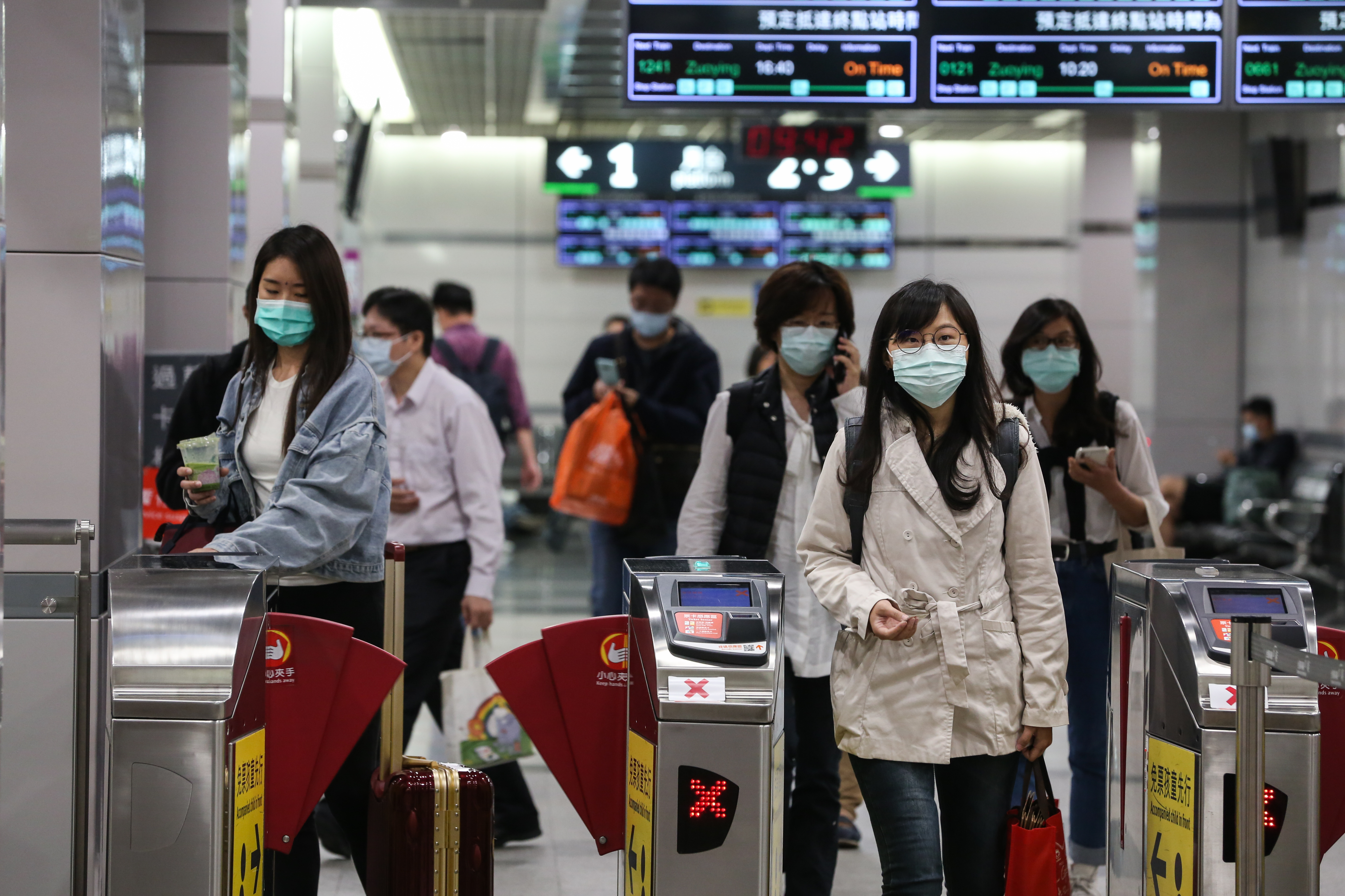 隨著國內疫情趨緩，加上疫苗覆蓋率逐漸提升，醫師沈政男認為，台灣已踏上國境解封之路。（本刊資料照）