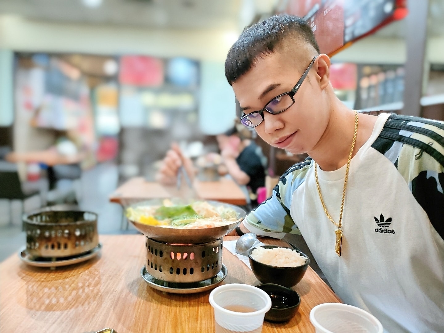 鄧佳華深夜發布自打7個巴掌的影片，並哭喊「宜軒對不起、我愛你」等語，深情款款樣卻沒有幾個網友領情。（翻攝自鄧佳華臉書）