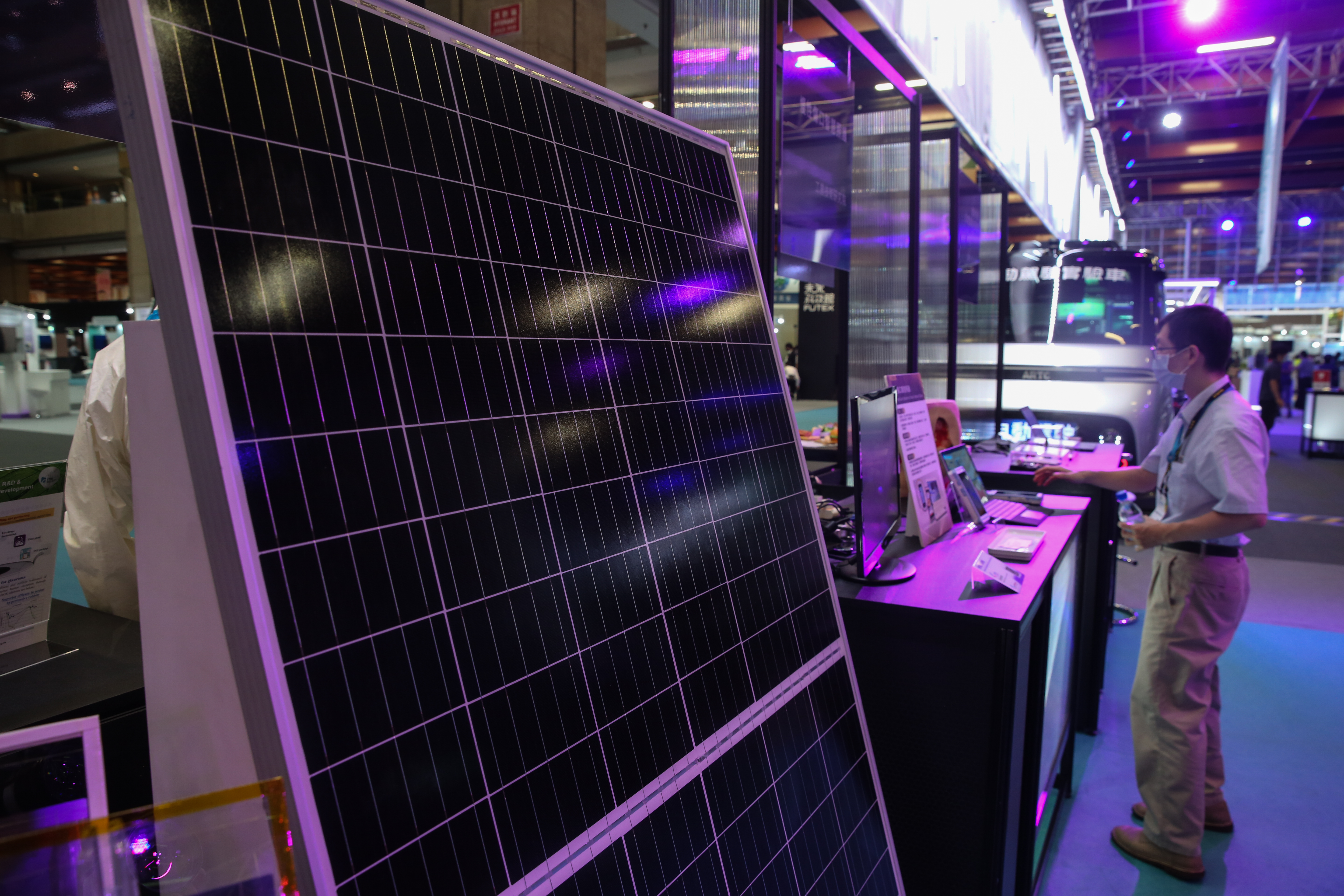 美中角力戰場逐漸擴大，謝金河分析指出，太陽能（圖）及POS機產業將發生變化，「對台灣又創造了2個轉機的產業」。（本刊資料照）