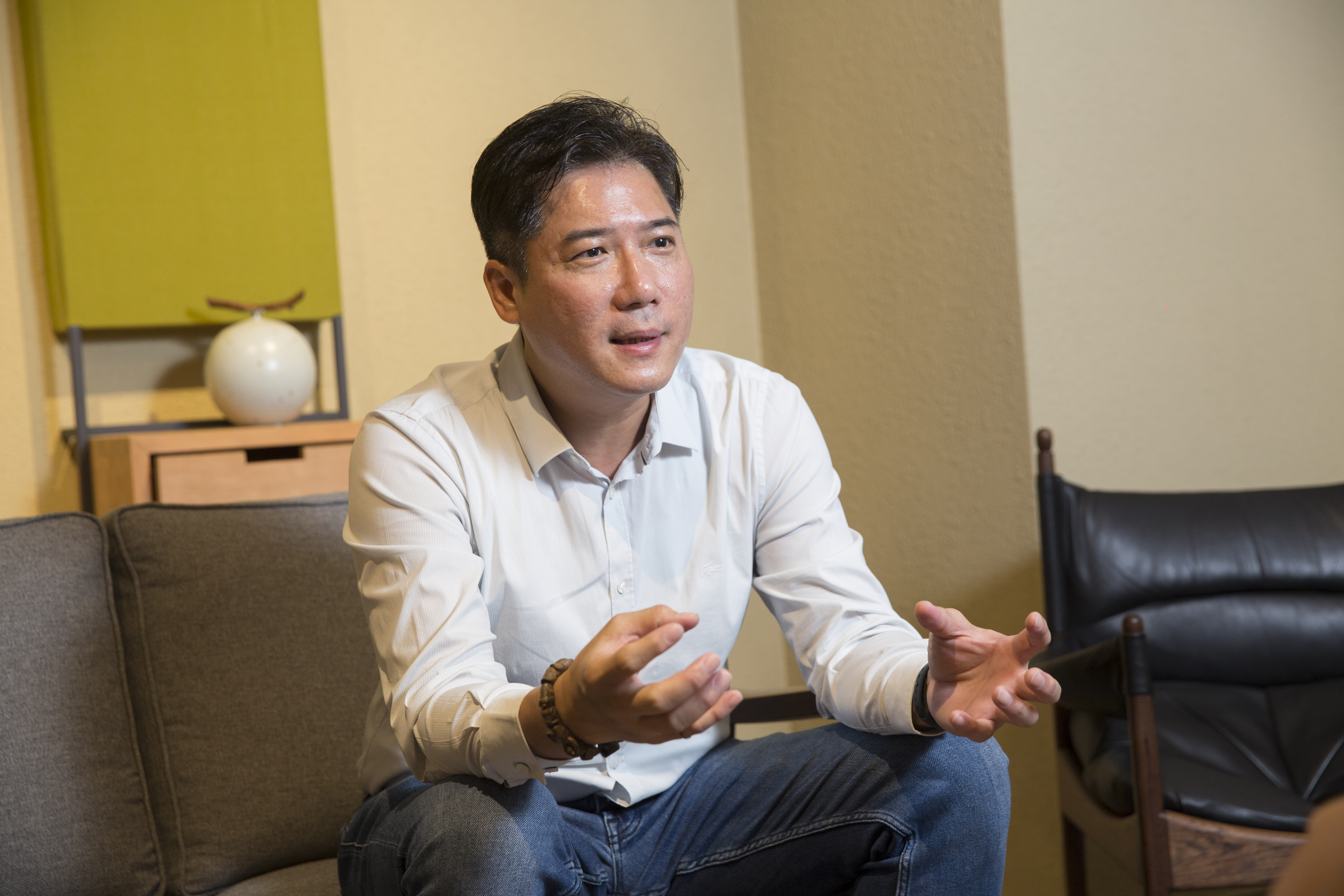 林建燁建立的手搖飲品牌迷客夏，2004年從台南佳里區發跡。菲律賓本地速食龍頭「快樂蜂」（Jollibee）昨（4）日宣布，將以1,280萬美元（約合新台幣3.566億元）的價格，收購迷客夏51％的股權。