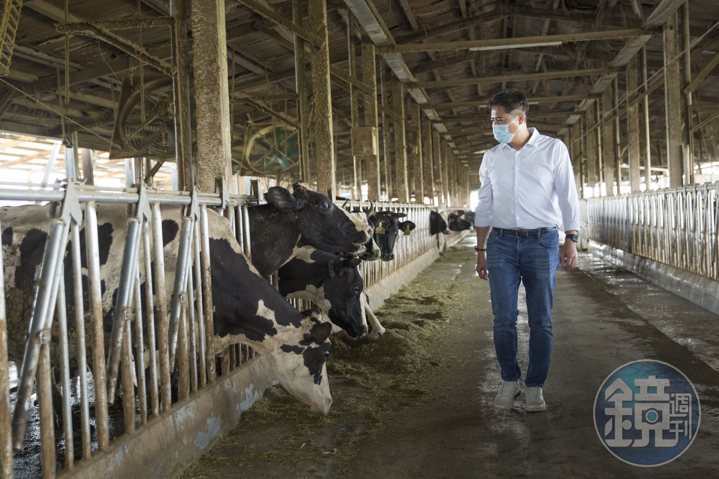 因父親遭公牛撞成重傷，林建燁15歲幫忙養牛，每天下課回家要協助清牛舍、撿牧草餵牛。