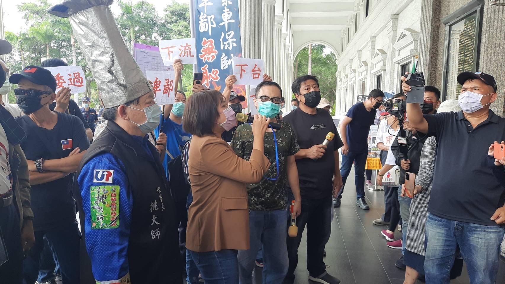 藍營議員邱于軒陪同韓粉杏仁哥等人在高市議會外抗議陳情。(翻攝自杏仁哥臉書)