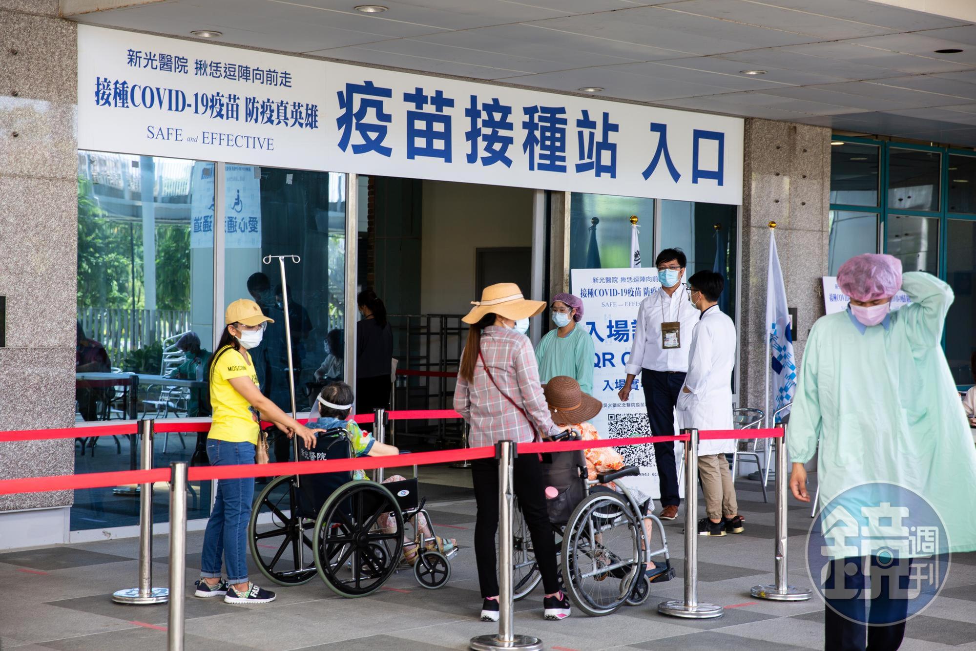 第13輪提供BNT及AZ疫苗開放第1、2劑給民眾預約，並於今日起至12日施打。（本刊資料照）
