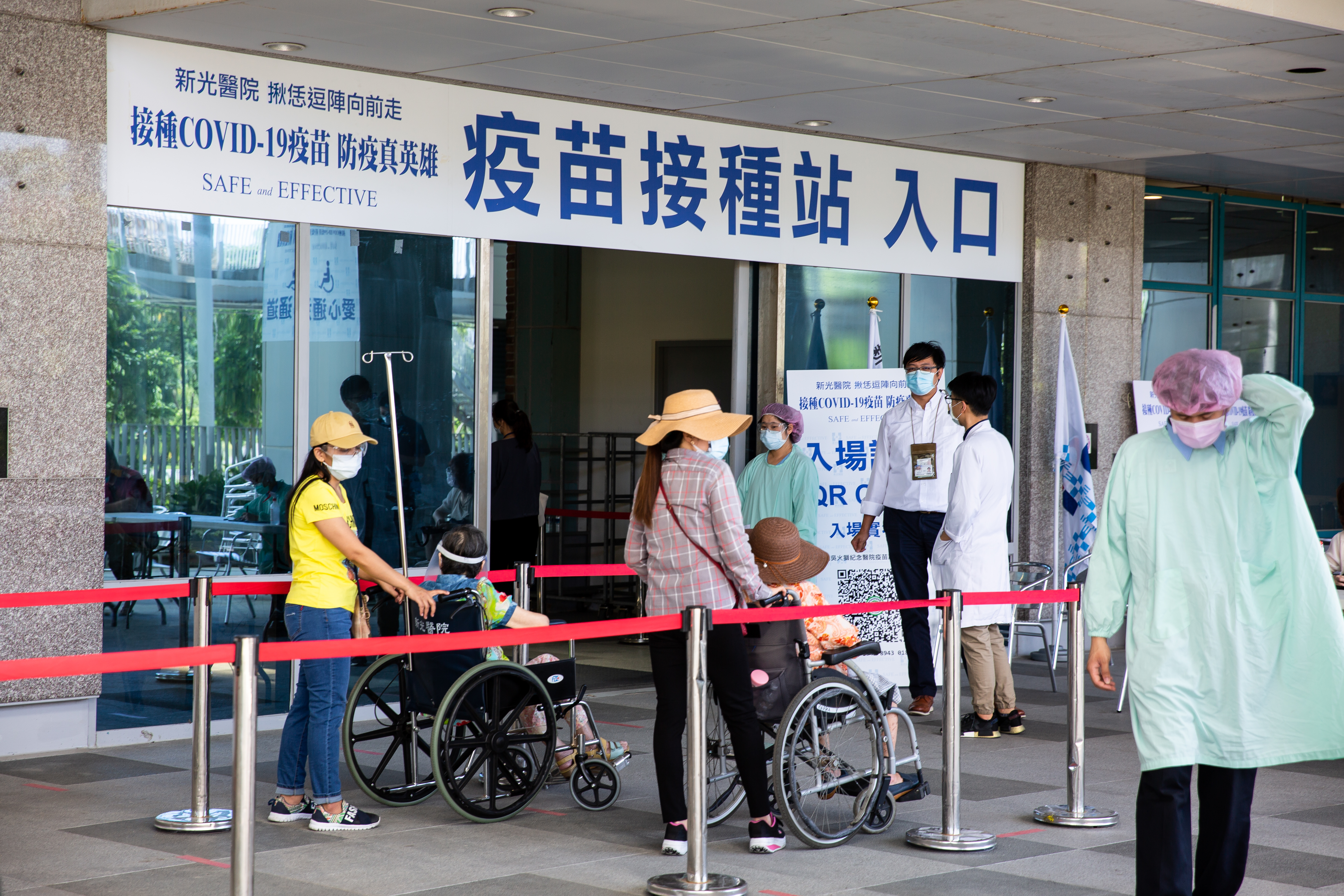 第13輪提供BNT及AZ疫苗開放第1、2劑給民眾預約,並於今日起至12日施打。(本刊資料照)