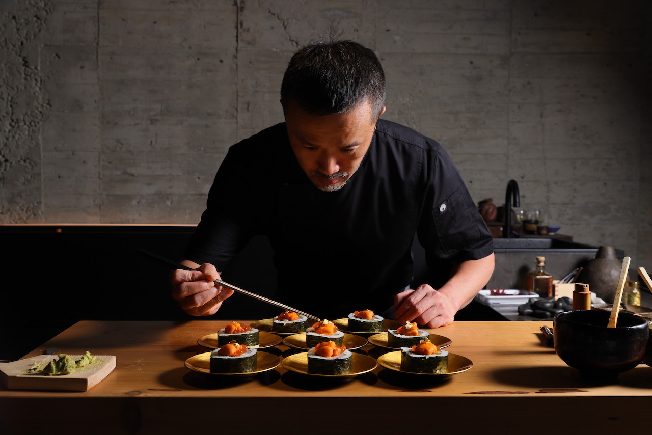 坐在板前接過主廚的現捏壽司，這種備受禮遇的儀式感，讓饕客為此著迷頂級板前壽司餐廳。