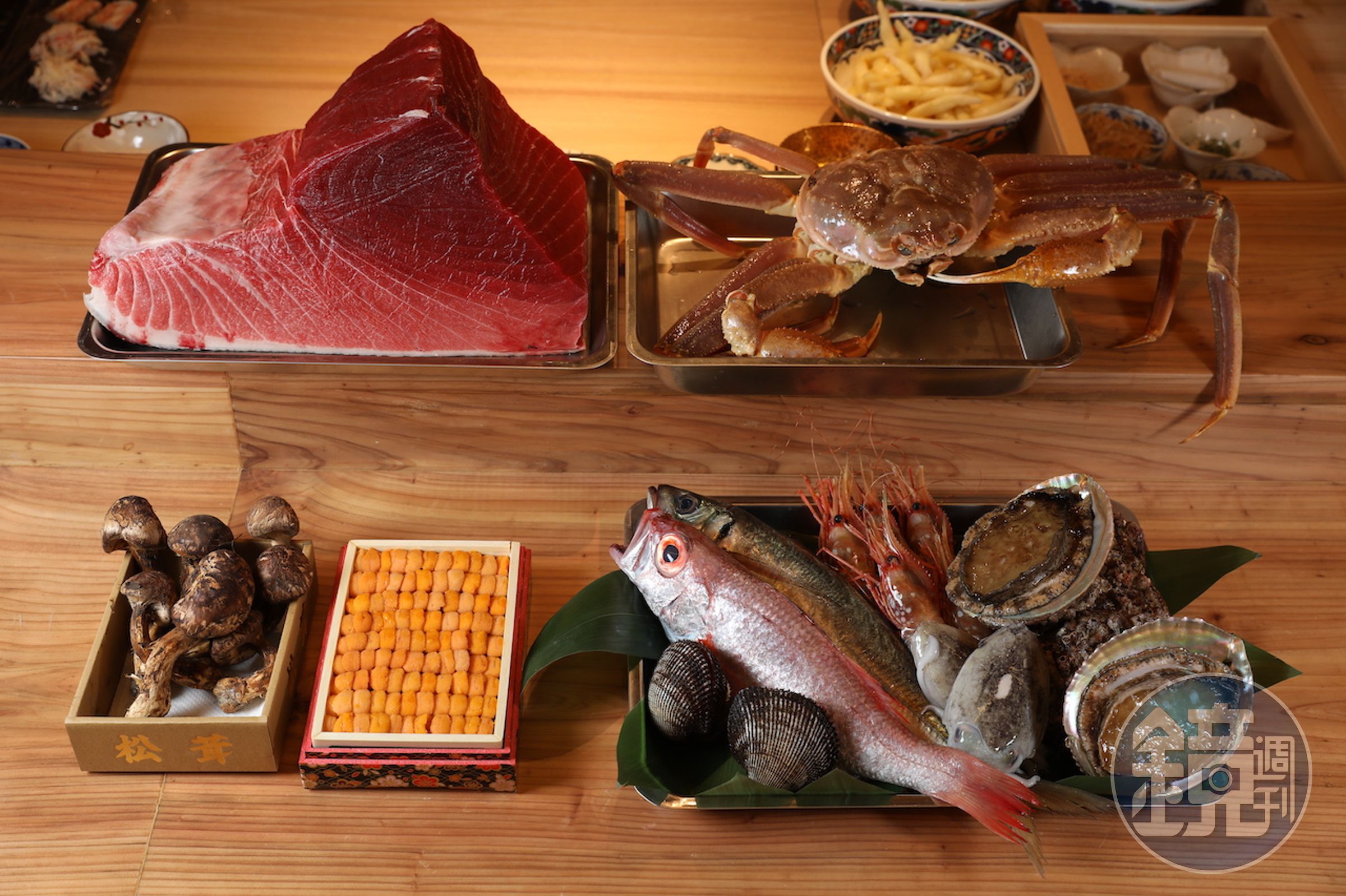 高檔的黑鮑魚、紫海膽、鮪魚、松茸等，在板前列隊編成食材強打線。