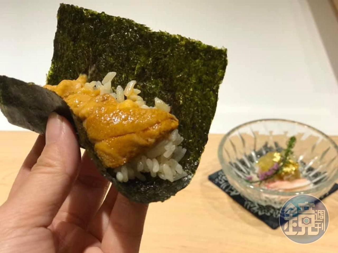 北海道產的海膽,今年受氣候影響產量銳減且昂貴,許多高級日料餐廳搶著進口,因為台灣饕客太愛這樣的珍貴食材。