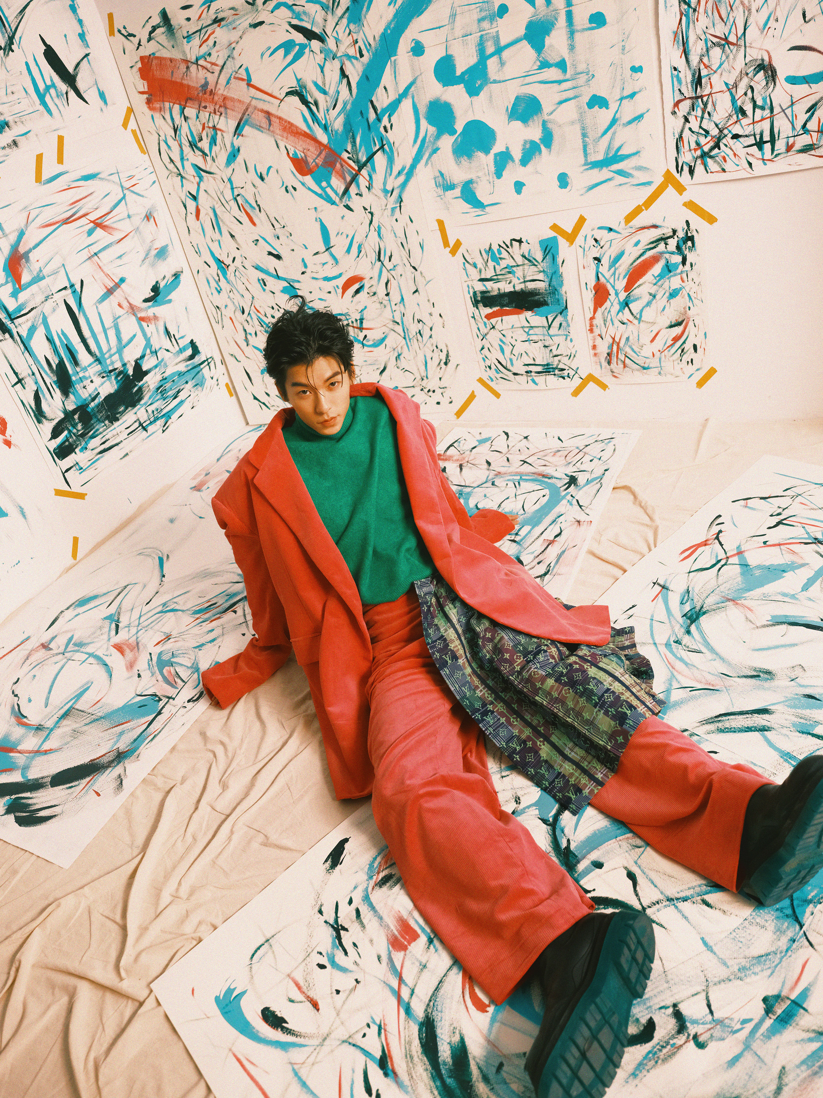 為了首波單曲〈Soufflé〉，許光漢連換6套造型。（何樂音樂提供）