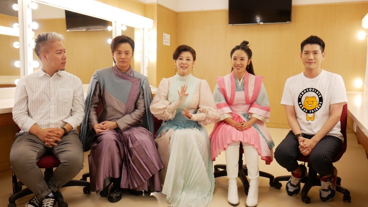 《娛樂超skr》在《孟婆客棧》拍攝期間直擊訪問演員許富凱（左二）方馨（中）及方宥心。（民視提供）