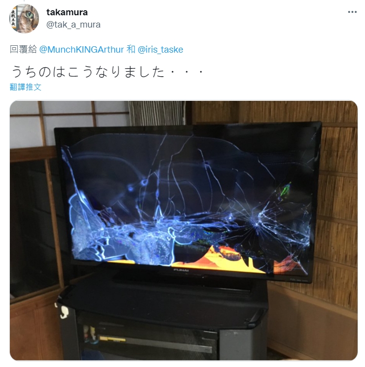 該貼文留言處有網友分享自家電視的慘況,一樣是愛貓跳上電視,但卻將電視踢翻了,是提醒各位貓奴務必小心的警世文,貓貓跟電視的安全都需注意。(翻攝推特@MunchKINGArthur)