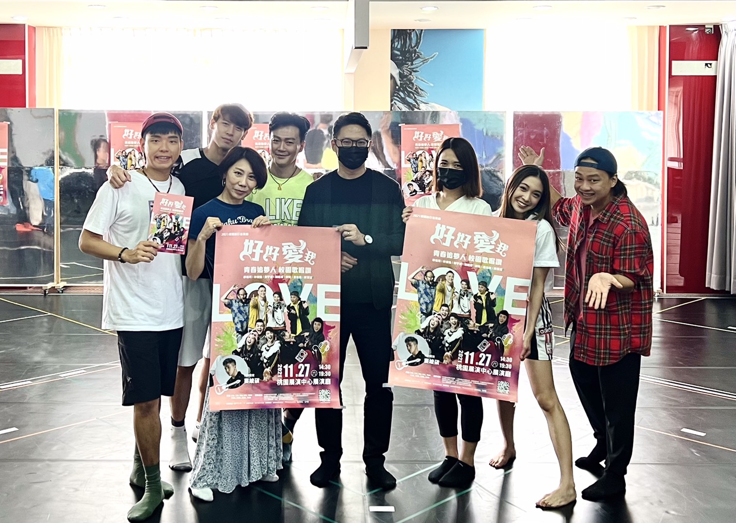 春河劇團團長郎祖筠（左三）領軍八弟（左一）、餅乾（左二）、林俊逸（左四）、賴銘偉（右一）、陳葦廷（右二）等歌手與演員出演桃園流行音樂劇《好好愛我 青春追夢人 校園歌喉讚》，中為桃園市政府藝文管理中心陳瑋鴻主任。（春河劇團提供）