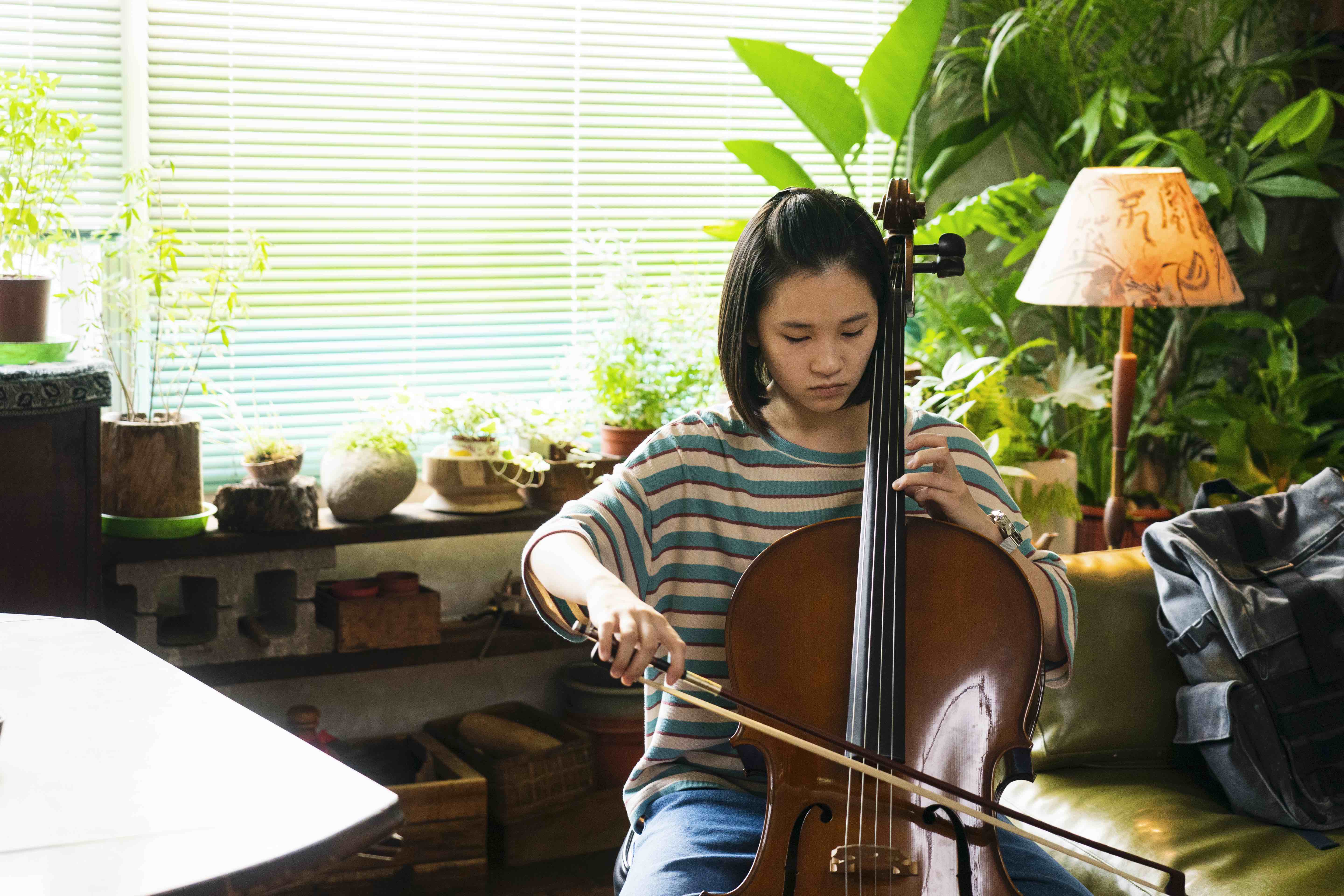 盧以恩在《四樓的天堂》飾演的視障大提琴手身世與推拿師黃秋生有關。（公視提供）