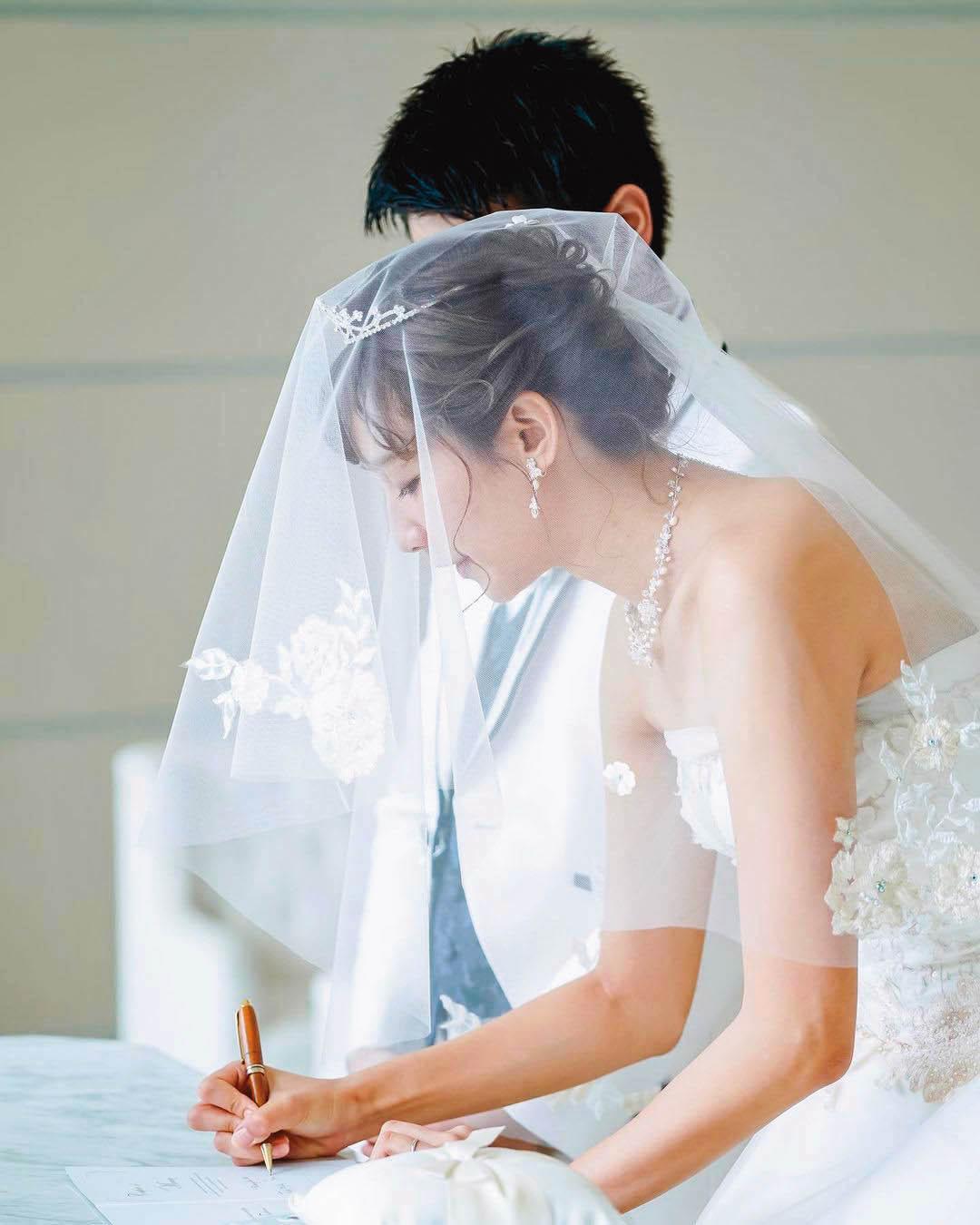 鄭亞與日本老公經6年愛情長跑，在夏威夷完婚。（翻攝自鄭亞IG）