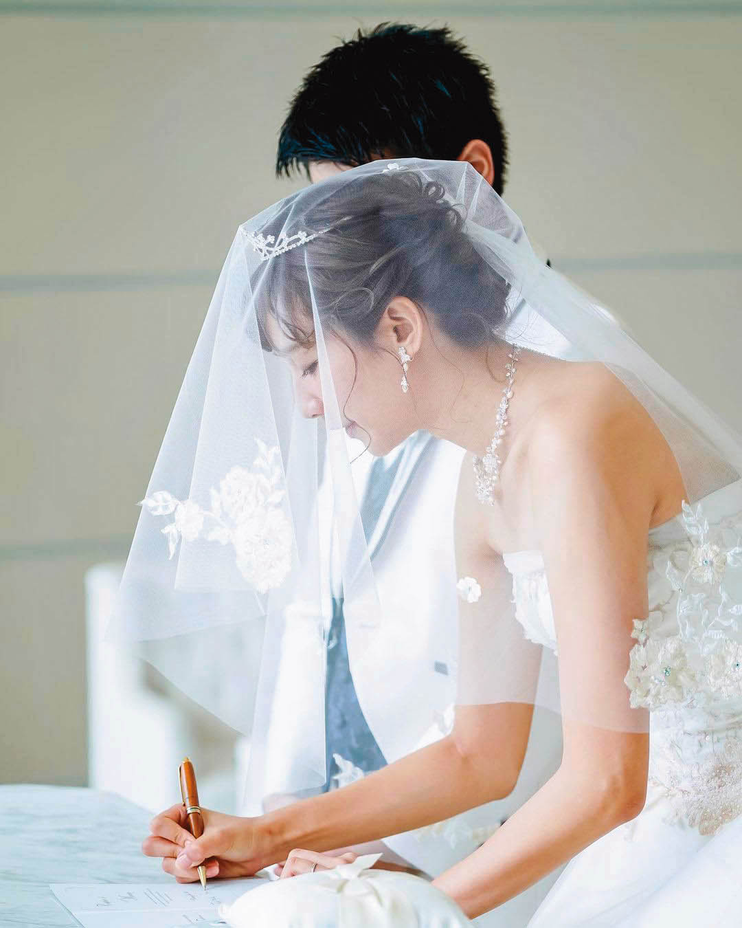 鄭亞與日本老公經6年愛情長跑，在夏威夷完婚。（翻攝自鄭亞IG）