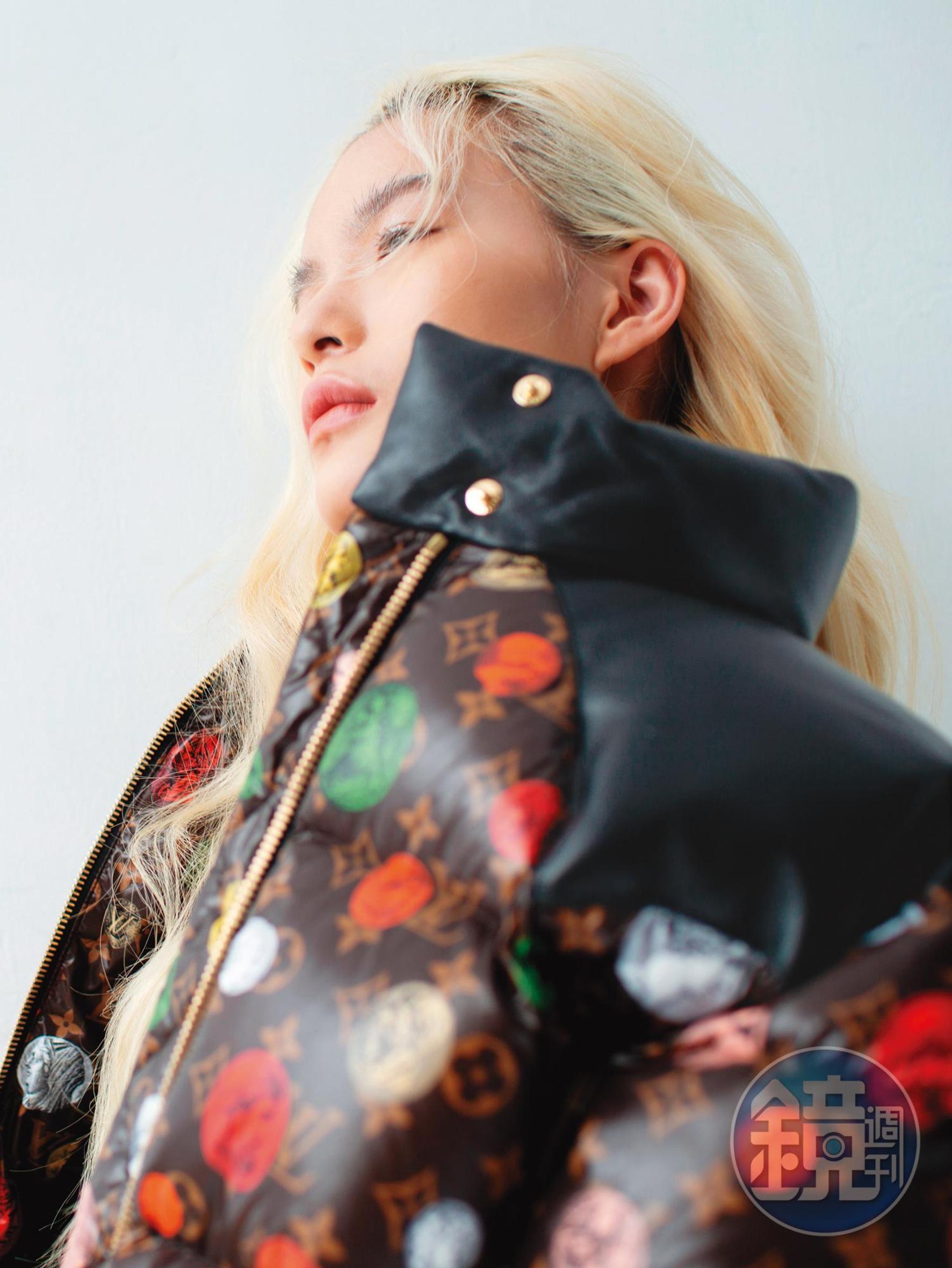 人像古錢幣印花外套 價格未定 by LOUIS VUITTON。