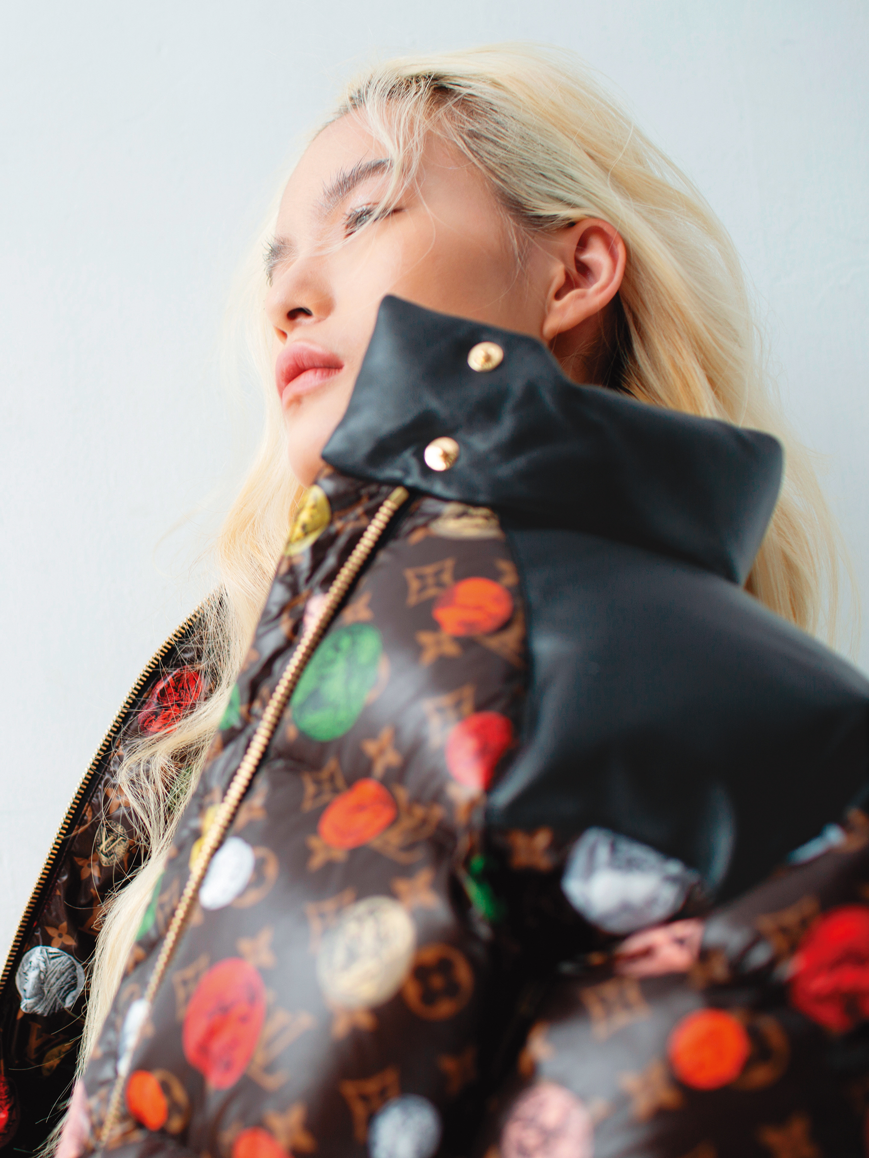 人像古錢幣印花外套 價格未定 by LOUIS VUITTON。
