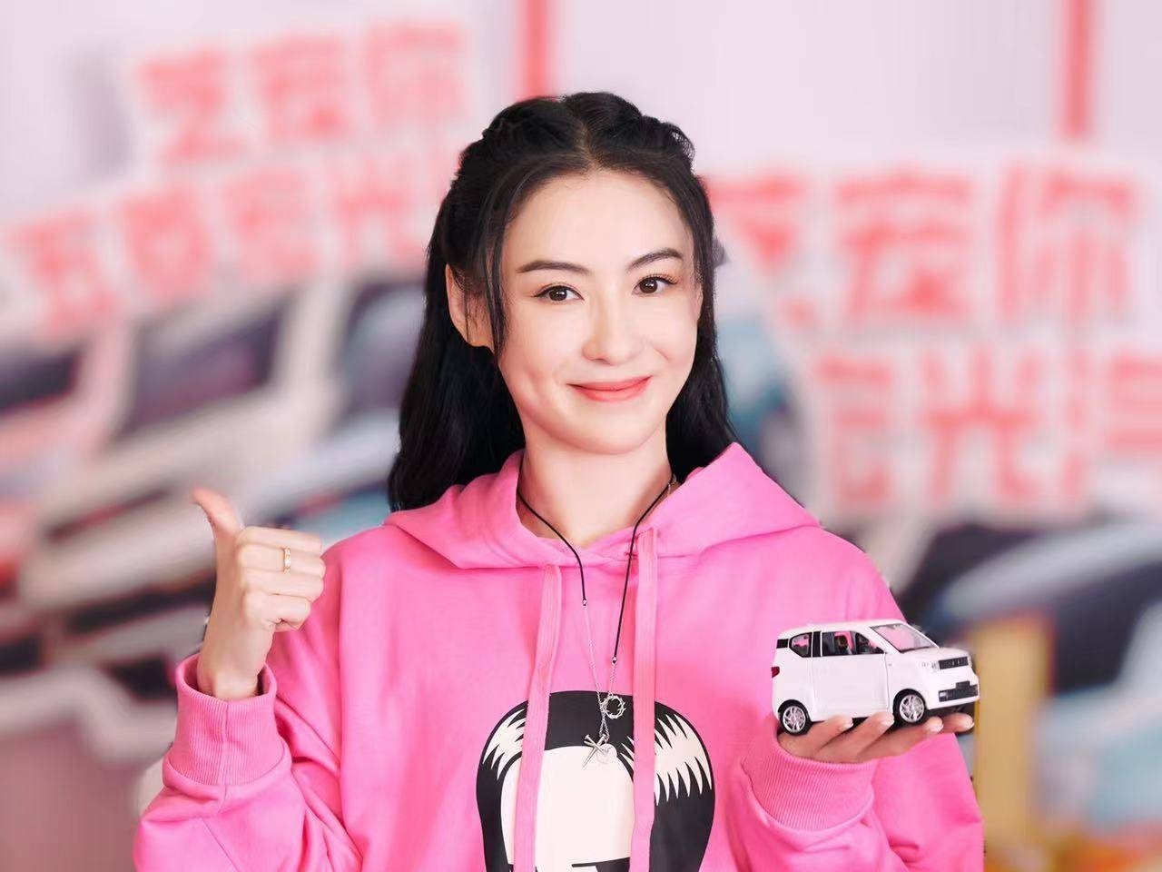 張栢芝在大陸人氣爆升，工作不斷，日前直播賣貨兼賣藝，吸引百萬網友觀看，卻令平台故障。（翻攝自張栢芝微博）