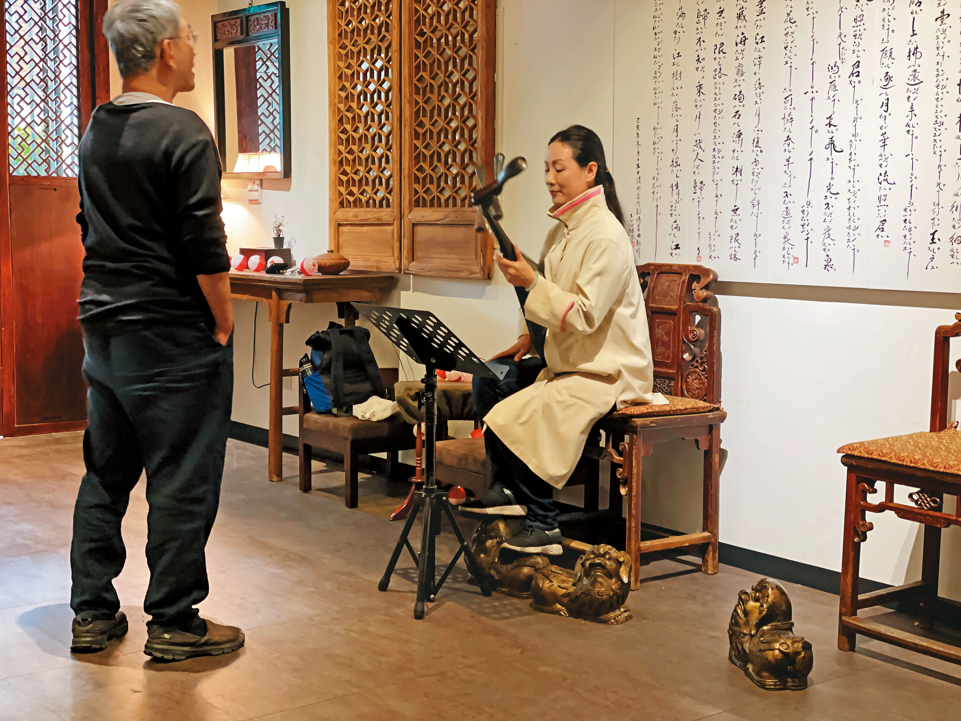 林懷民在《長恨歌》（左）指導王心心（右），不要她唱傳統曲牌，不要唱詞有平仄，新的形式等於要她自廢武功，她戲言是甜蜜的折磨。（王心心提供）