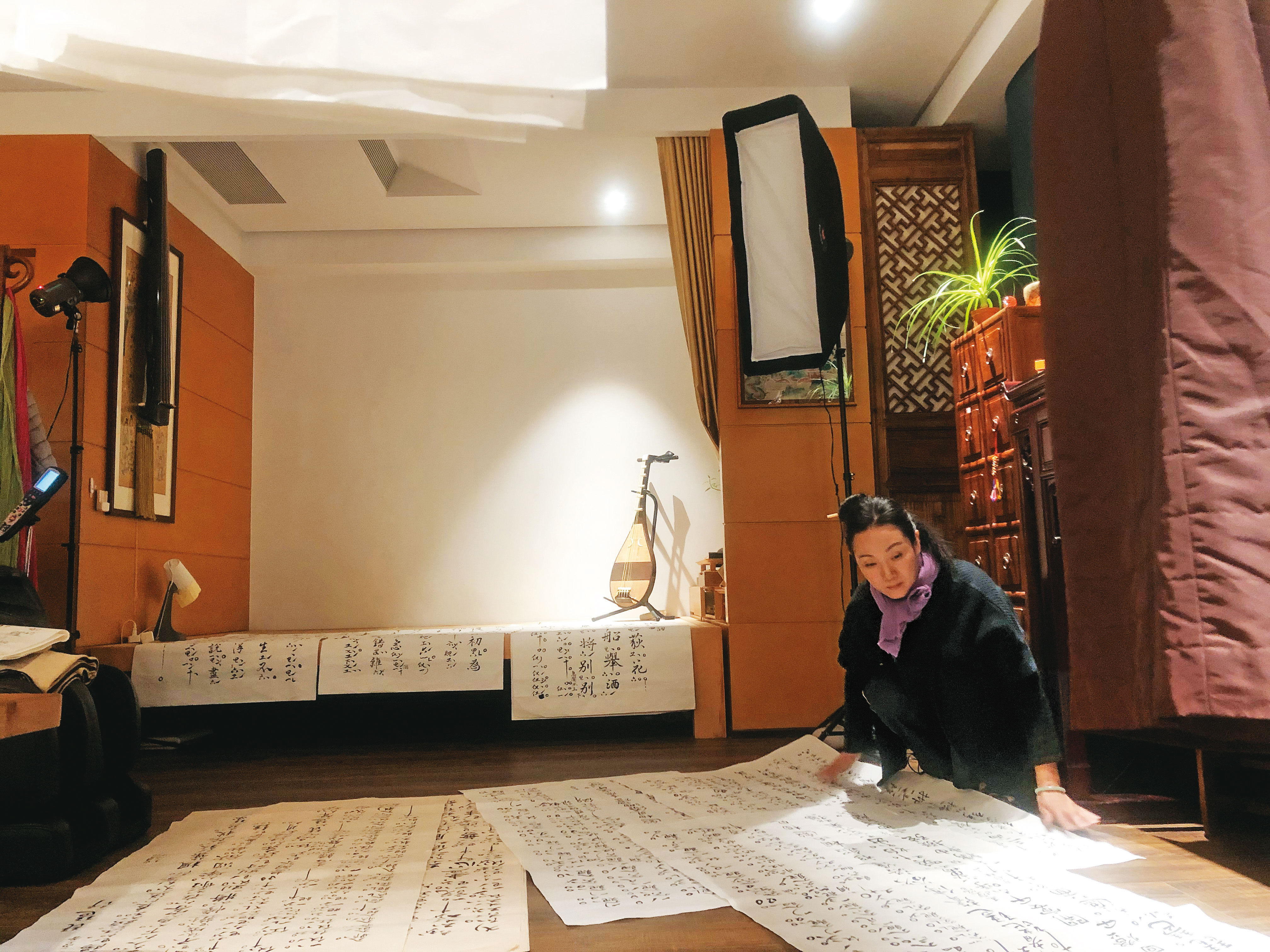 王心心近年開始寫書法，從臨摹溥心畬入門，她說寫毛筆能讓自己靜心。（王心心提供）