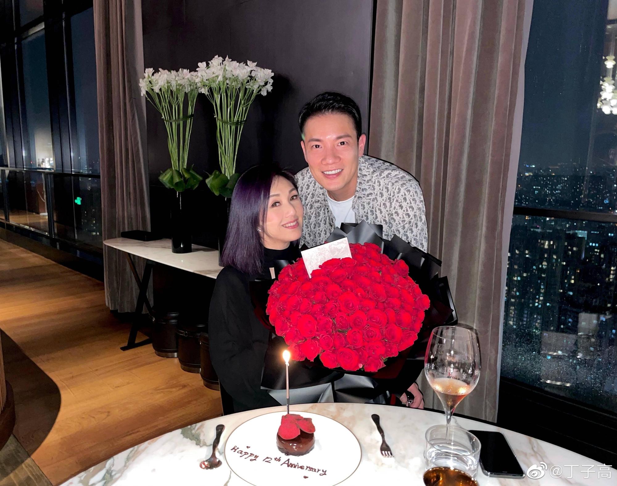 楊千嬅(前)跟老公丁子高(右)結婚12年,她坦言欣賞對方情商及EQ高。(翻攝自楊千嬅微博)