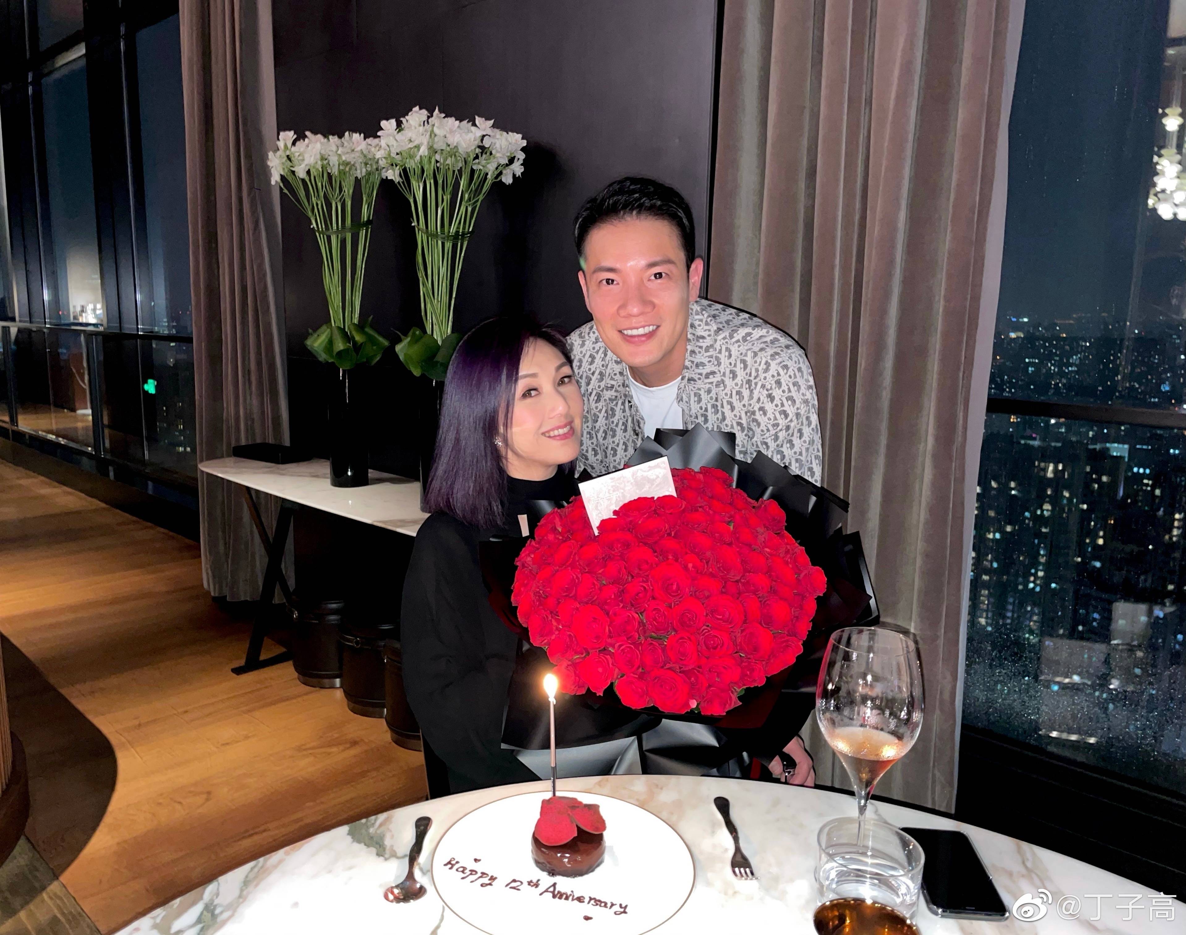 楊千嬅（前）跟老公丁子高（右）結婚12年，她坦言欣賞對方情商及EQ高。（翻攝自楊千嬅微博）