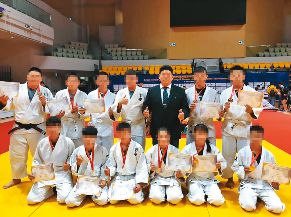卓姓兄弟檔教練的哥哥（西裝男）是彰化不少國、高中柔道社團的教練。（翻攝臉書）