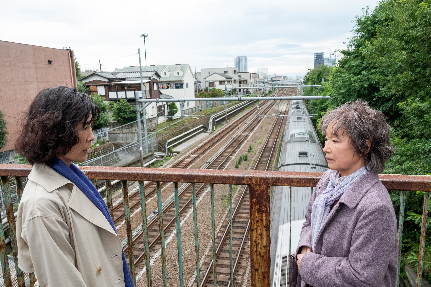 宮本信子（右）與寺島忍在新片《電影之神》飾演母女，為了讓父親能遠離賭博與債務，相約好阻斷他所有金錢來源。（采昌國際多媒體提供）
